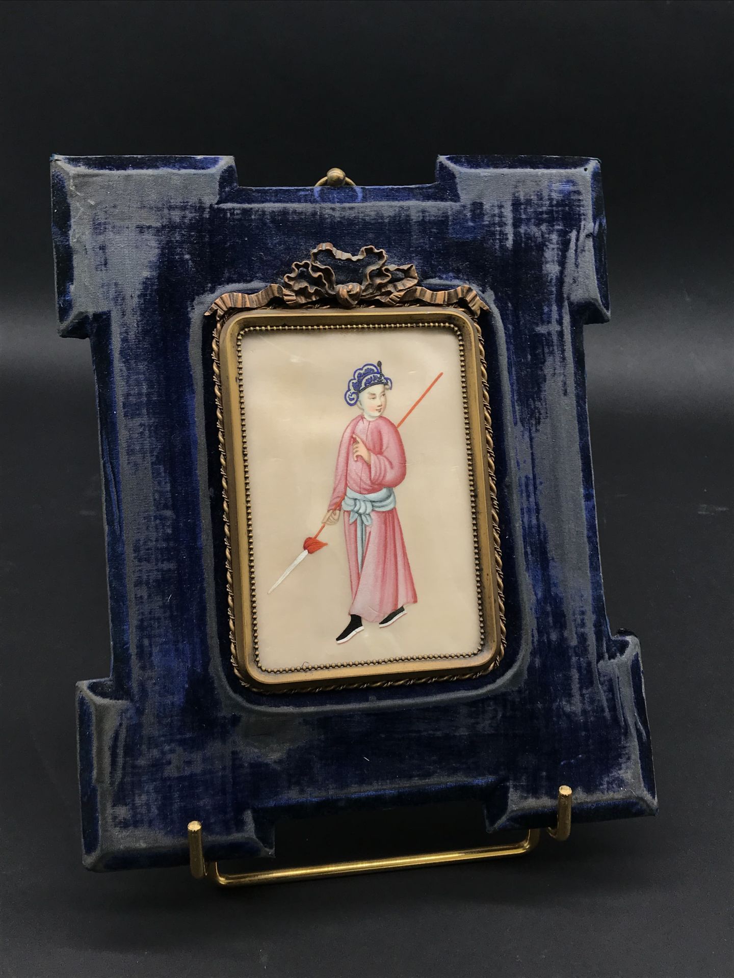 Null 中国

绢上绘画，表现一个拿着长矛的人物

带有蝴蝶结和蓝色天鹅绒的镀金黄铜框架

穿到天鹅绒上。

22x21厘米

约1900年