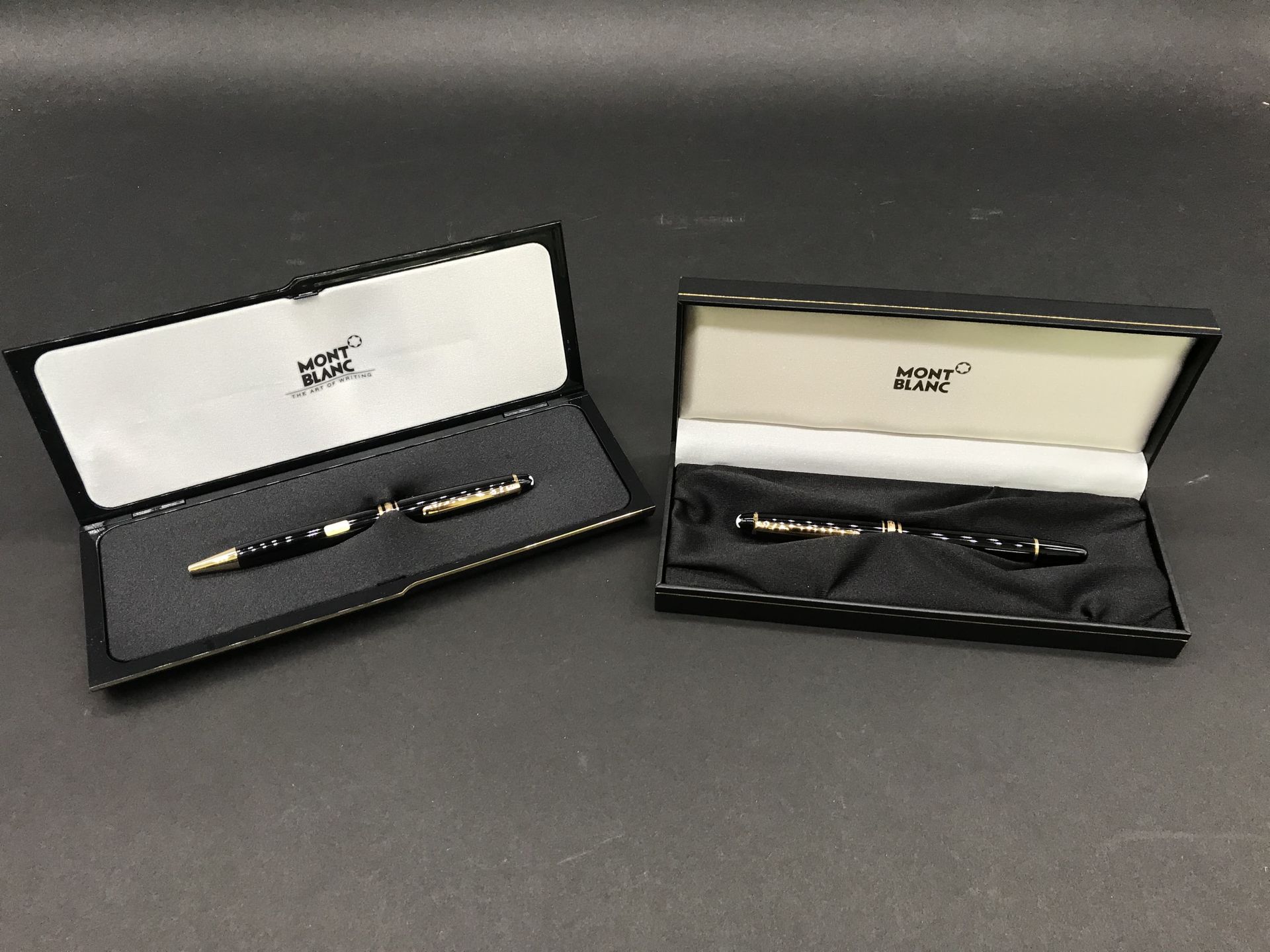 Null MONTBLANC MEISTERSTUCK

Two ballpoint pens

In their cases and boxes