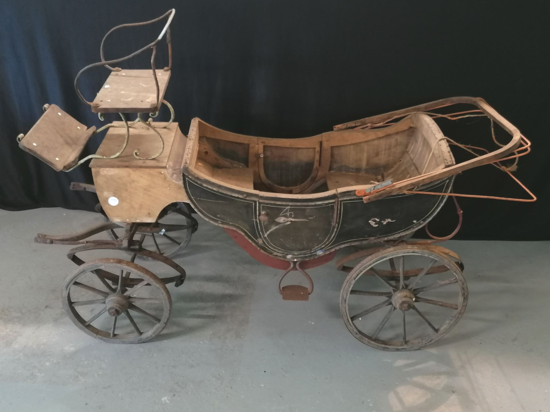 Null 马车收藏

由山羊等小动物拉动的儿童马车

木制机身，一个座位，带夹子的弹簧

19世纪

在该州

将要进行的修复

H.100 L.97 D.68&hellip;