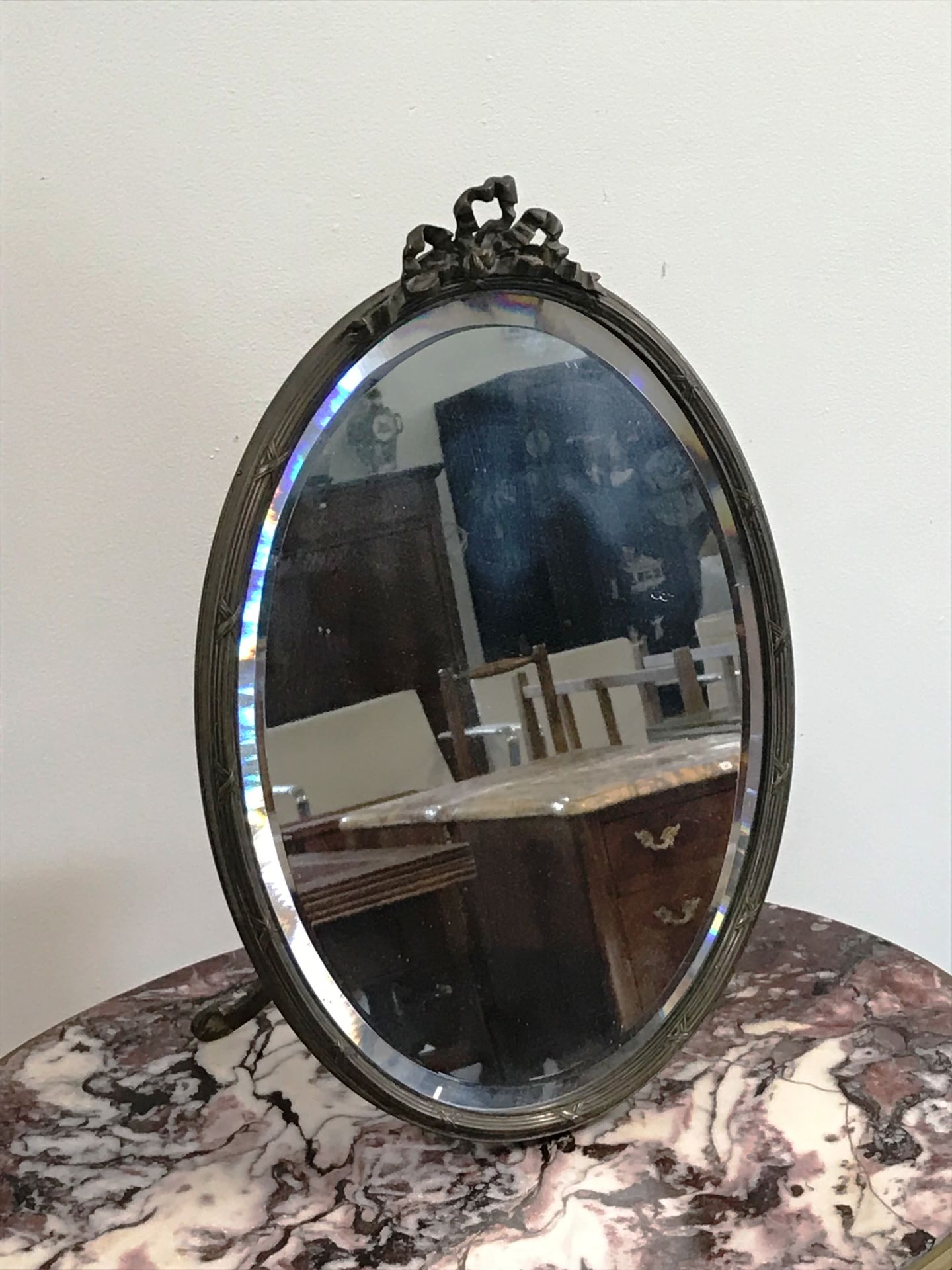 Null 桌子上的镜子

路易十六风格

鎏金铜，上面有一个蝴蝶结

斜面玻璃

高46厘米