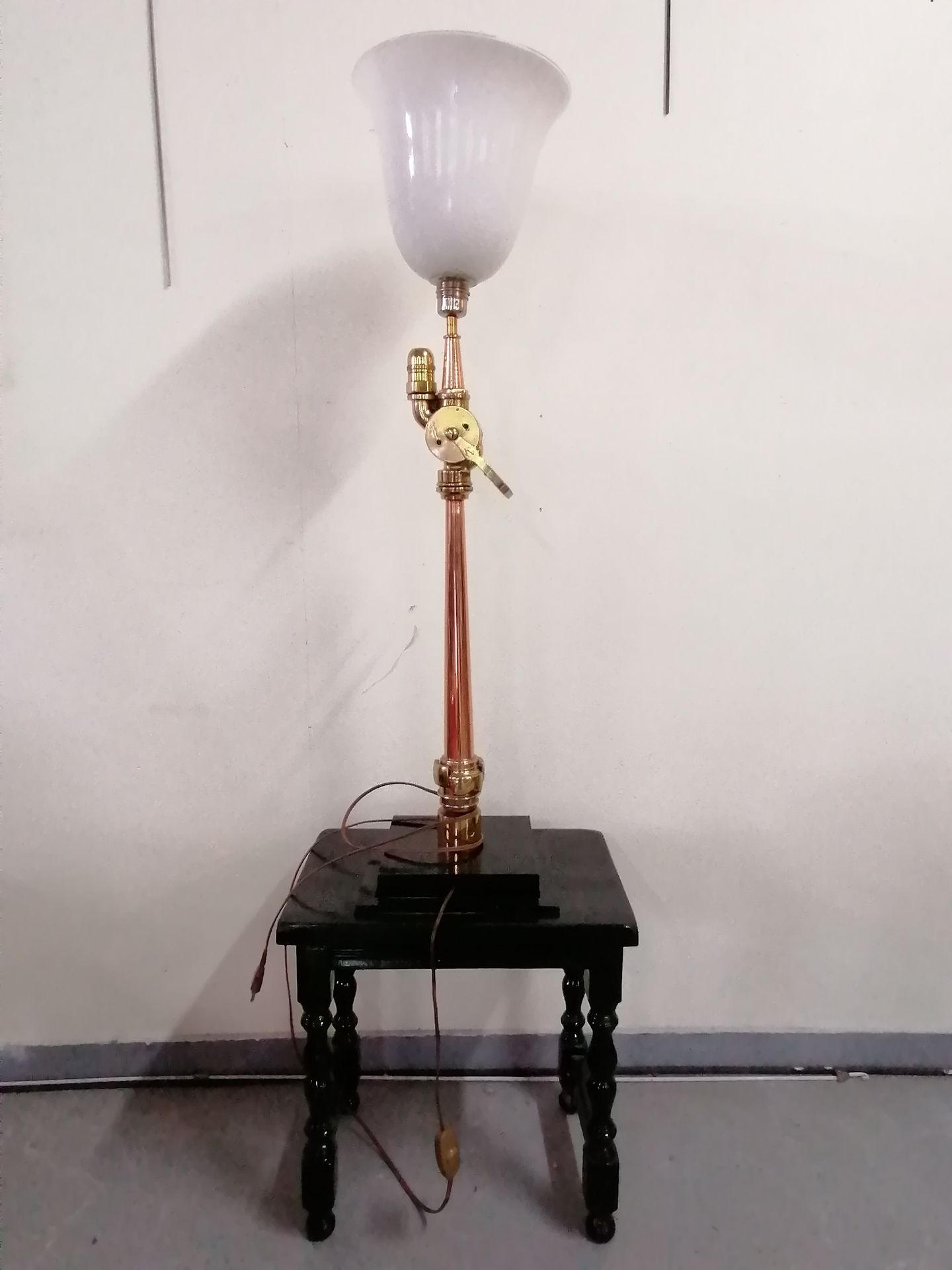 Null Curieux LAMPADAIRE

formé d'une ancienne lance à incendie en cuivre et lait&hellip;