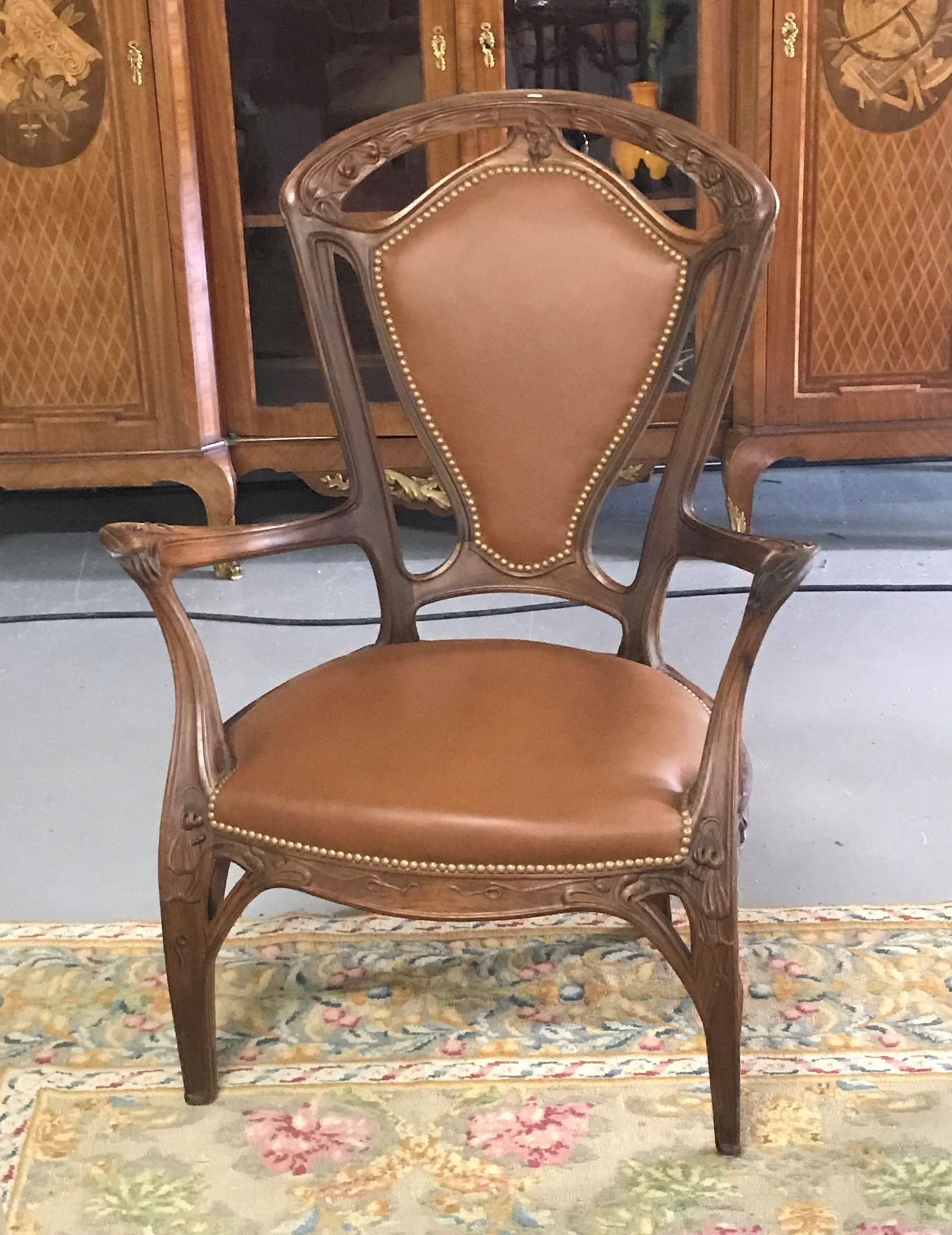 Null 在雅克-格鲁伯的品味中

新艺术风格的雕花木质扶手椅，椅面为镶有白兰地的皮革。

TBE

20世纪