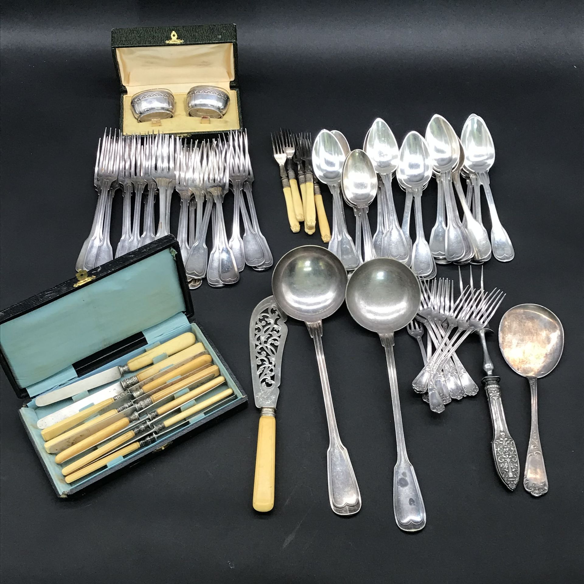 Null Lot of SILVER METAL 

including: numerous soup spoons and table forks, dess&hellip;