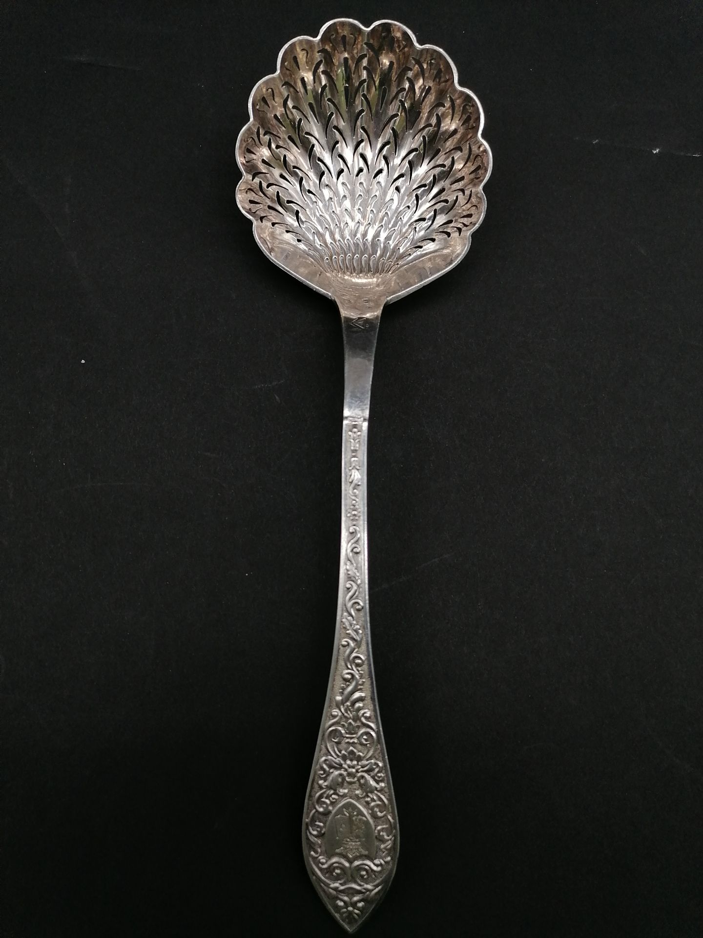 Null SPRINKLING SPOON

in silver with chased decoration of foliage and two coats&hellip;