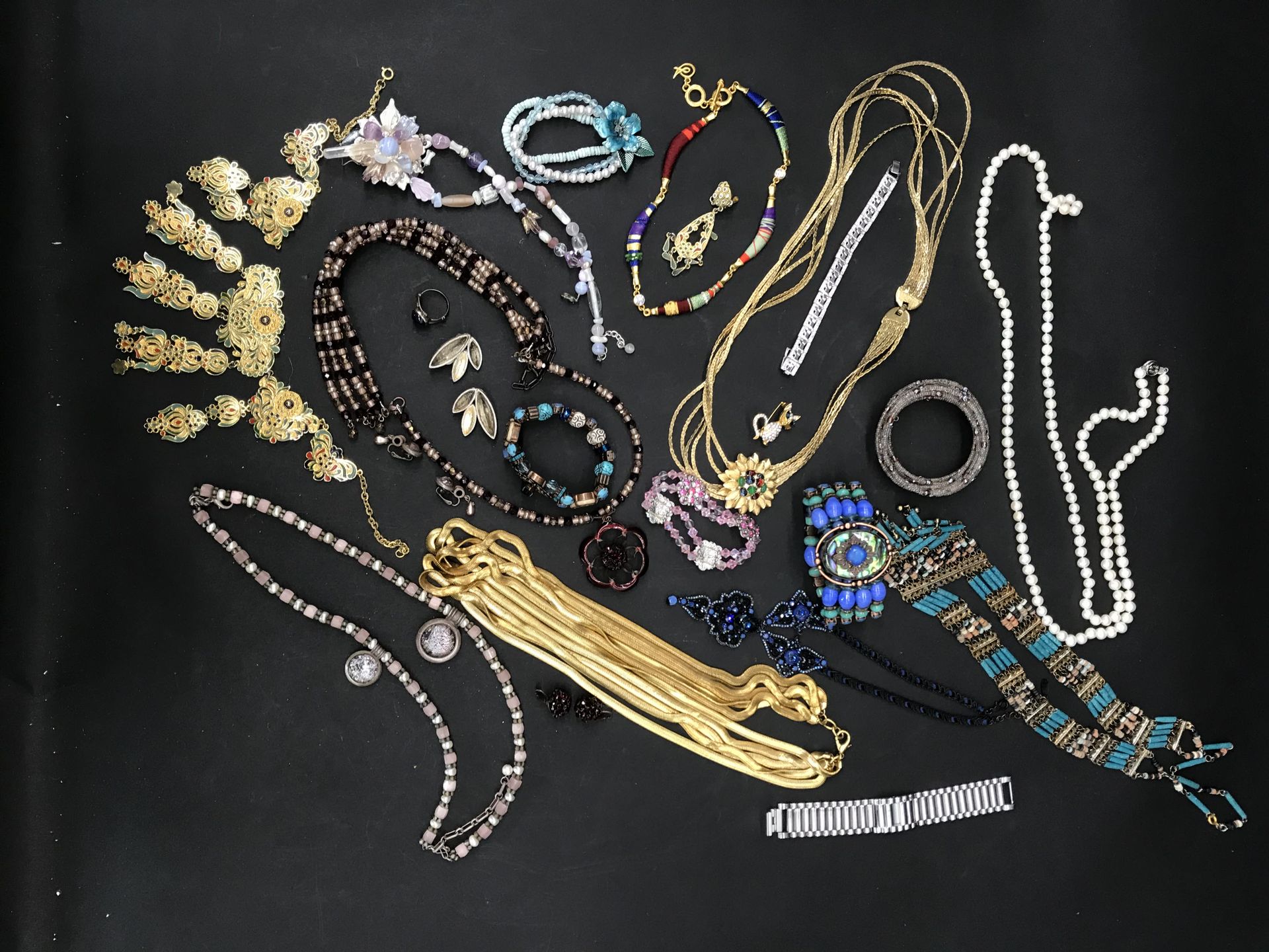 Null Lot de bijoux fantaisie

comprenant bracelets, colliers, boucles d'oreille,&hellip;