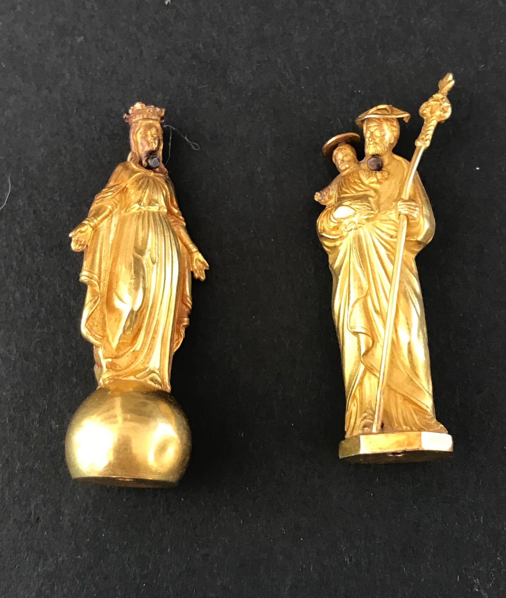 Null Posten von zwei kleinen ANHÄNGERN 

in Gelbgold 

die die Heilige Jungfrau &hellip;