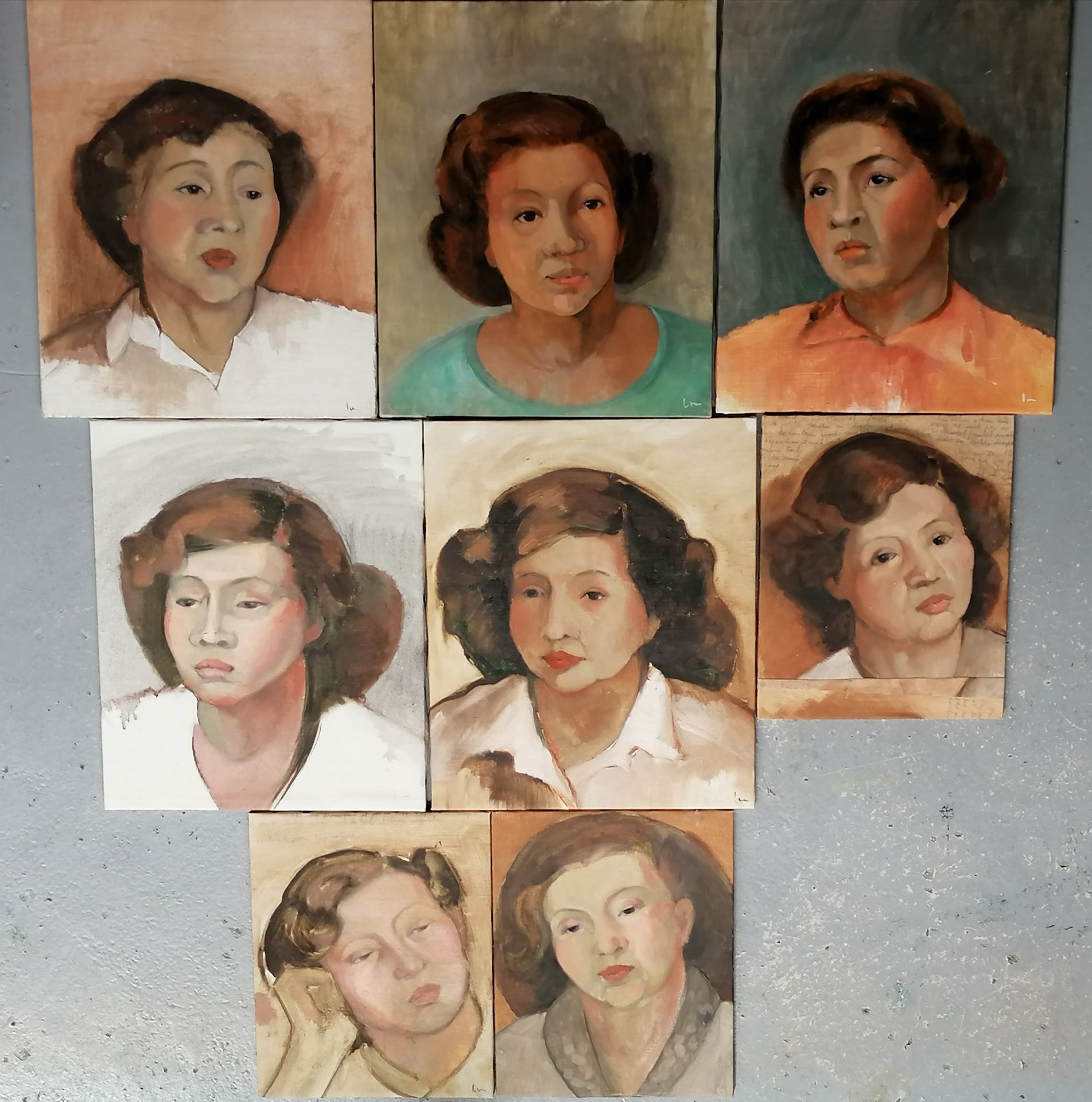 Null 20世纪法国学校

一套八份妇女研究报告

钉在画板上的油画

右下方有难以辨认的签名。

最大39x32厘米

最小30x24厘米