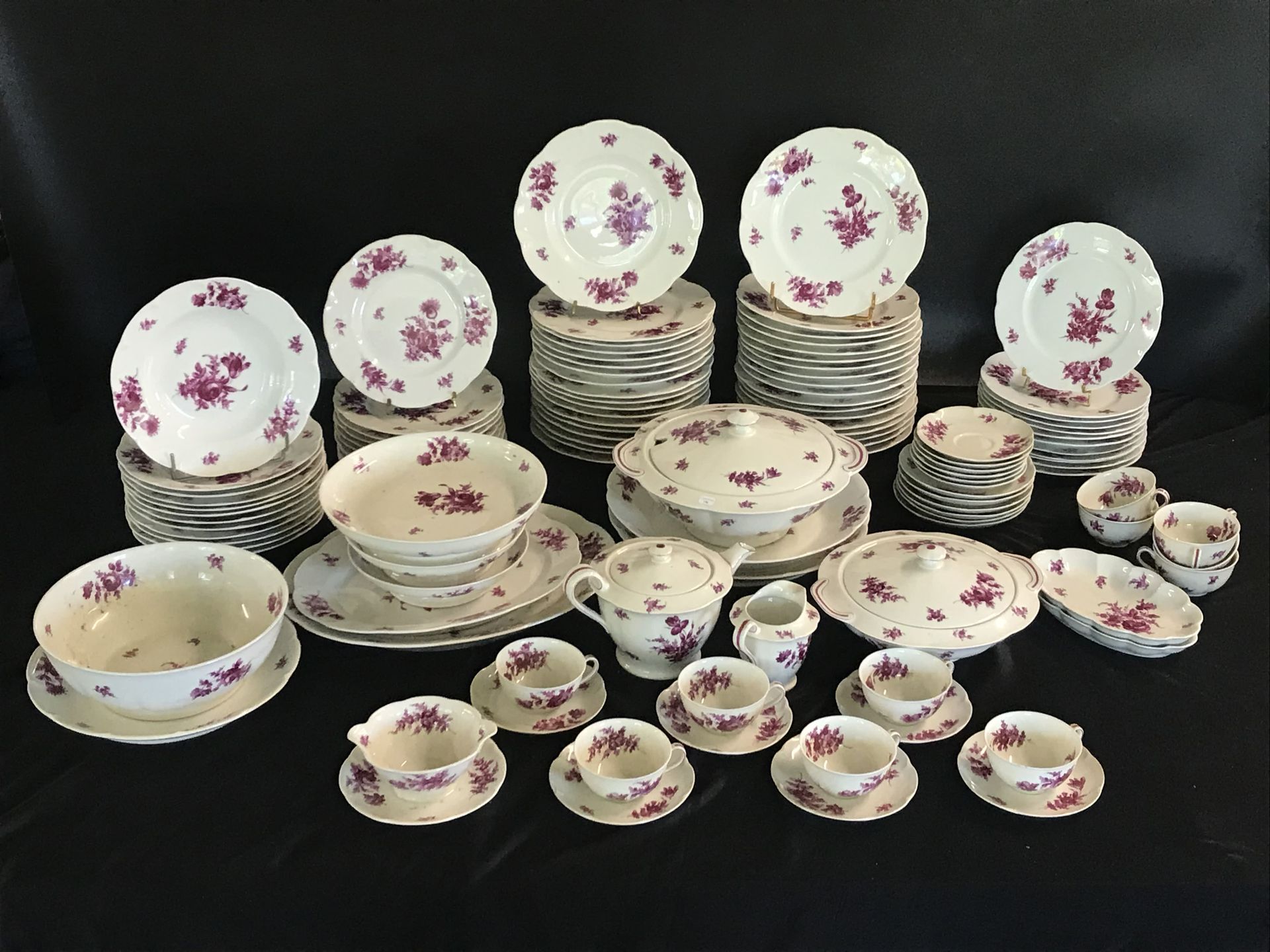 Null 多尔-哈维兰-利摩日

重要的瓷器晚餐服务与紫色花朵装饰

- 36个餐盘

- 12个汤盘

- 24个甜品盘

- 5个大餐盘

- 2个瓦罐

&hellip;