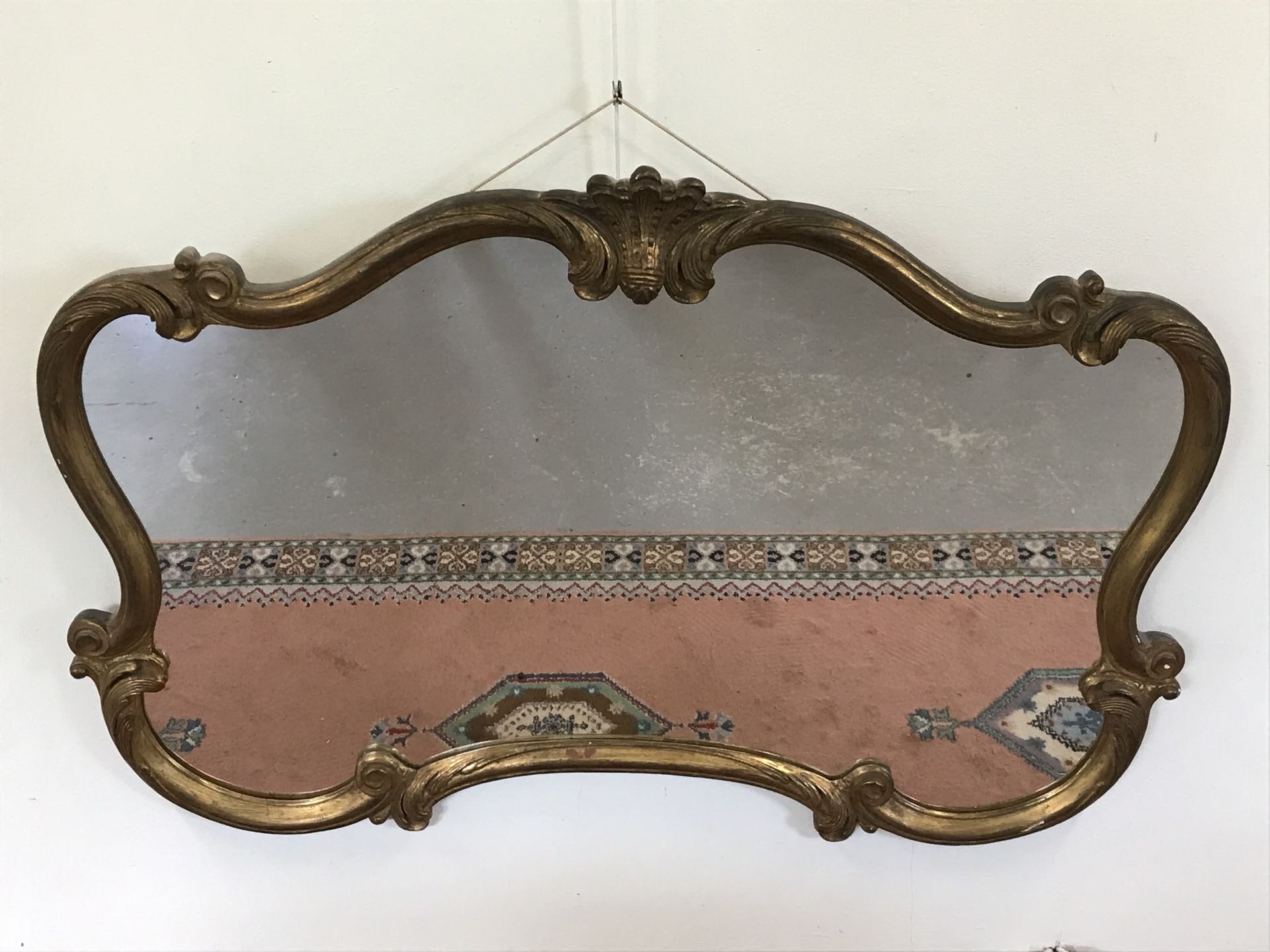 Null 镜子

路易十五风格，木质和镀金灰泥，有一个运动的形状

75 x 120,5 cm