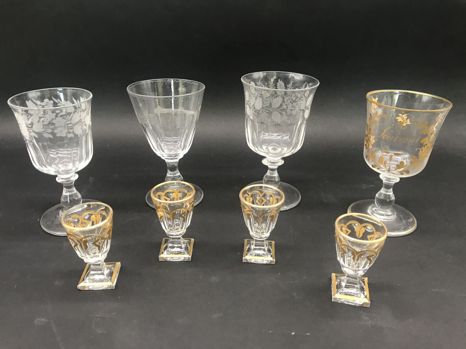 Null 一批八只玻璃杯

四只脚的杯子，有雕刻和镀金的装饰。一份标有 "致拉贝-杜波依斯馆长先生??1860"

四个镀金装饰的小杯子。

19世纪
