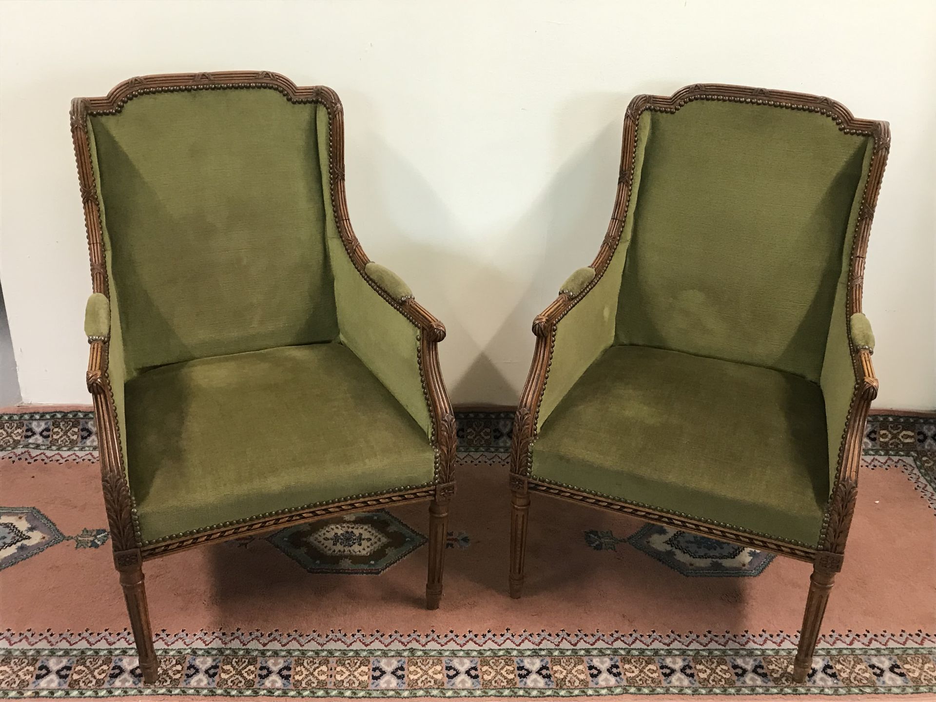 Null 一对带耳朵的小牧羊人椅子

在路易十六风格中

雕花木料，绿色天鹅绒装饰

H.90 W. 58 D. 60 cm