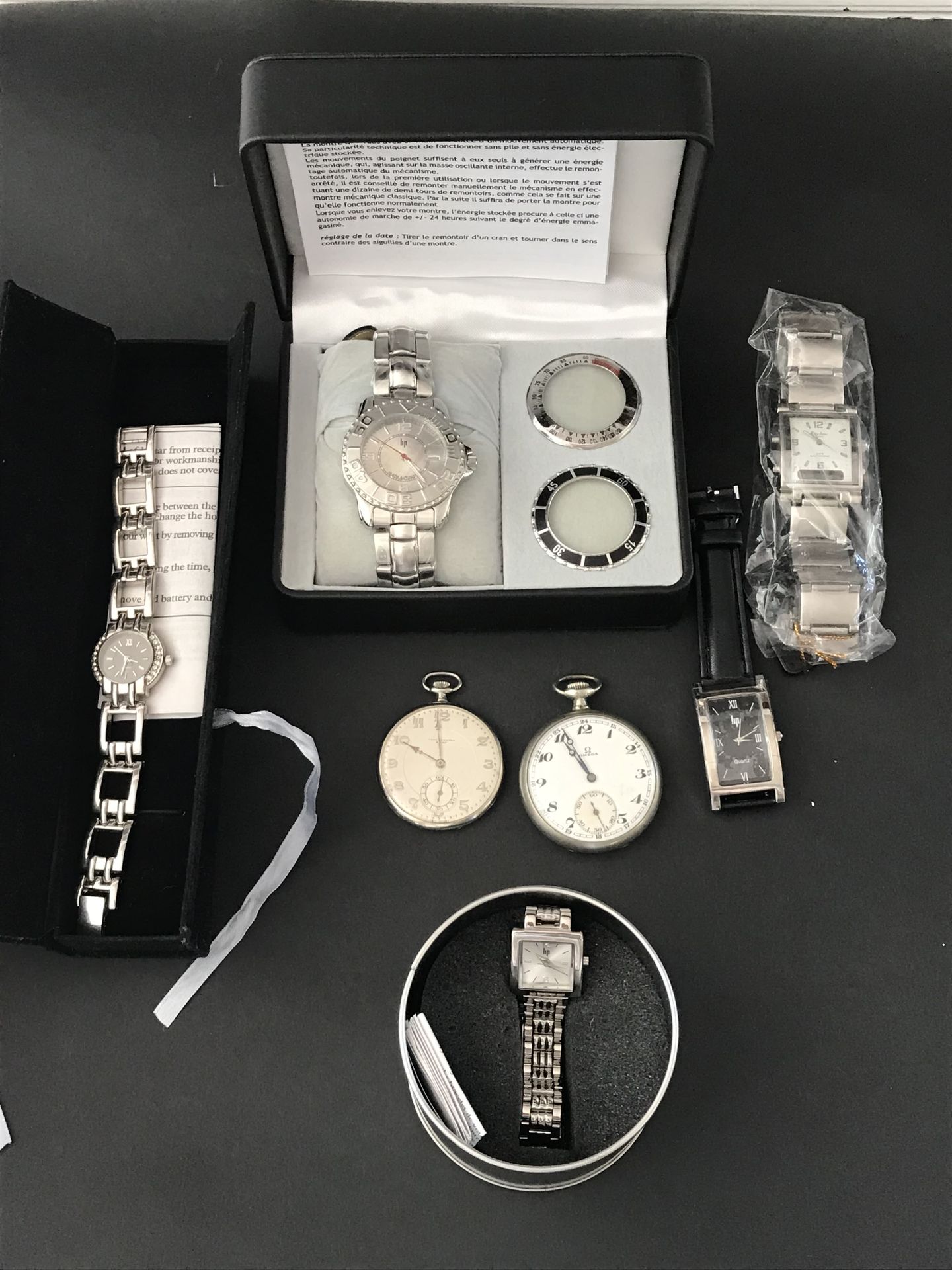 Null 一批手表，包括 

两块怀表（其中一块玻璃破裂），包括一块欧米茄表

五只腕表，包括两只Lip腕表，状态接近全新