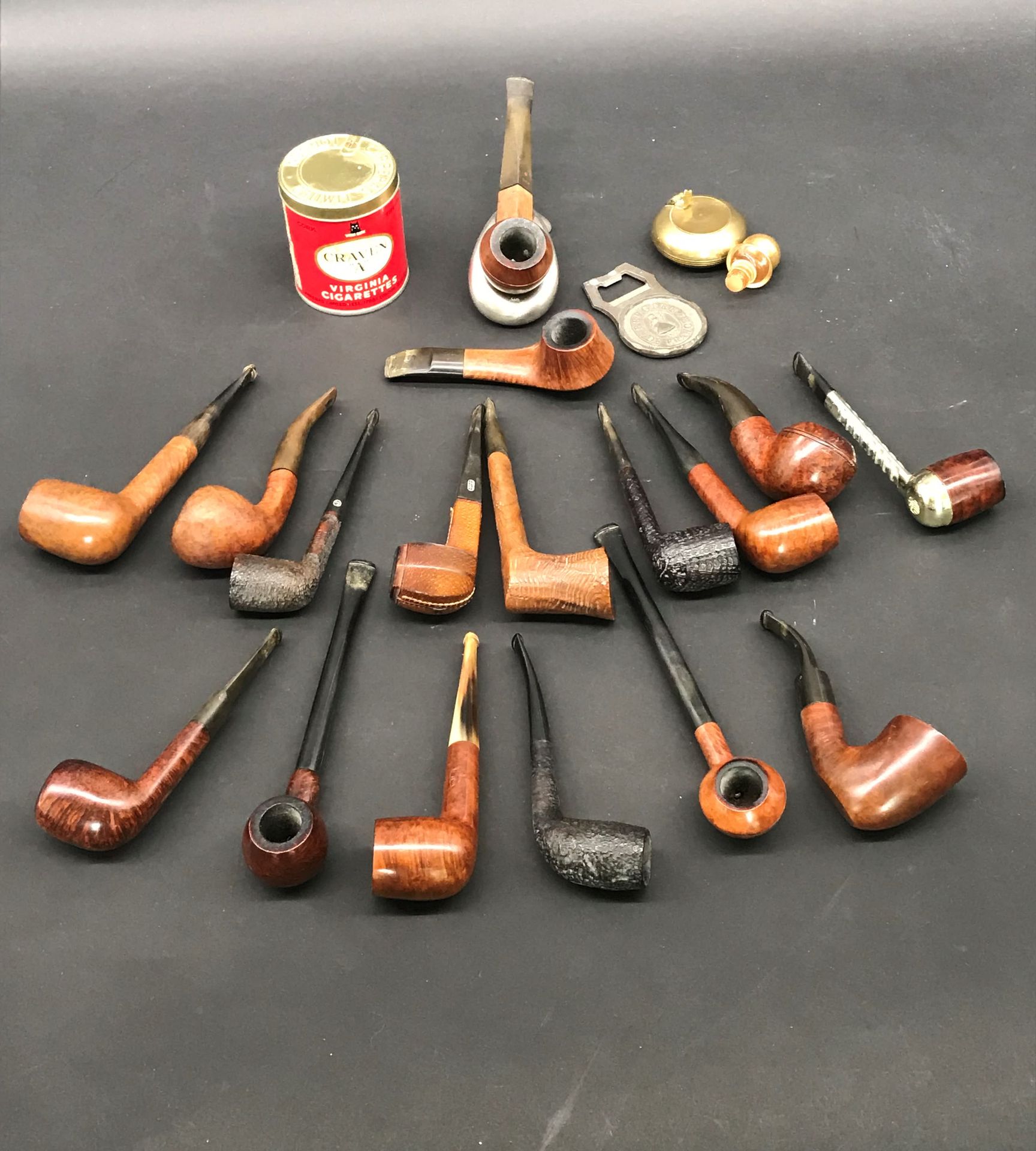 Null 管子的收集

包括斯坦威尔、罗普等人。

附有一个烟斗架、一个烟灰缸、烟草、一个开瓶器和一个塞子。

17件