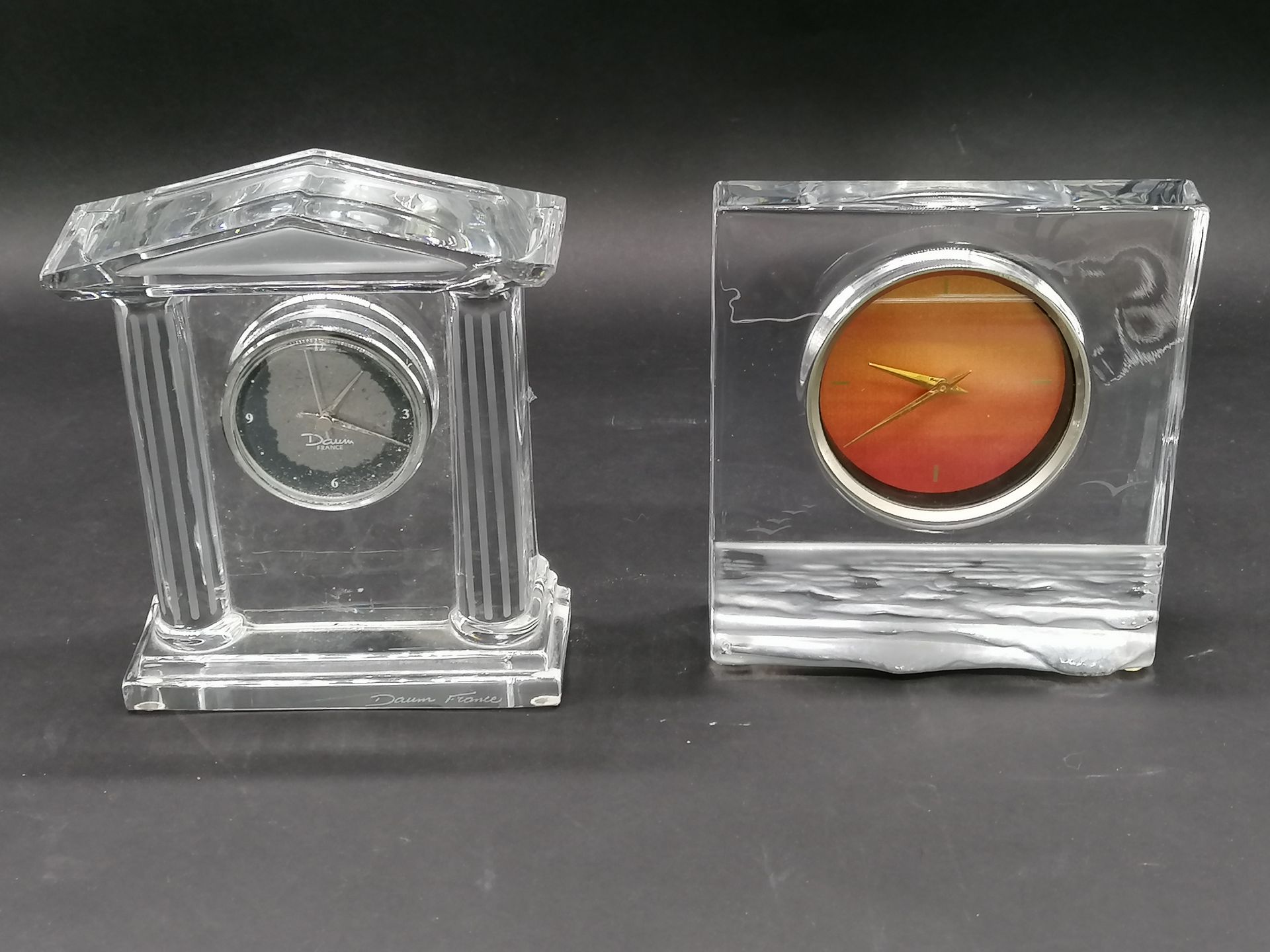 Null DAUM 

Juego de dos relojes de mesa de cristal

H. 19 y 18 cm