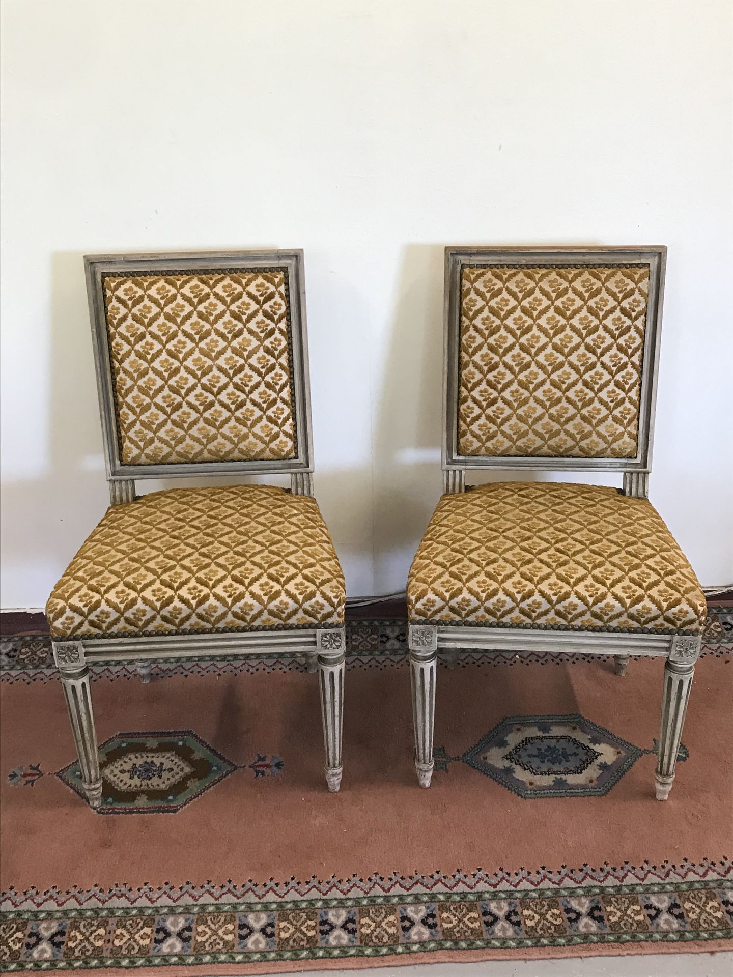 Null Pair of CHAIRS 

Louis XVI style with rectangular back and fluted legs in b&hellip;