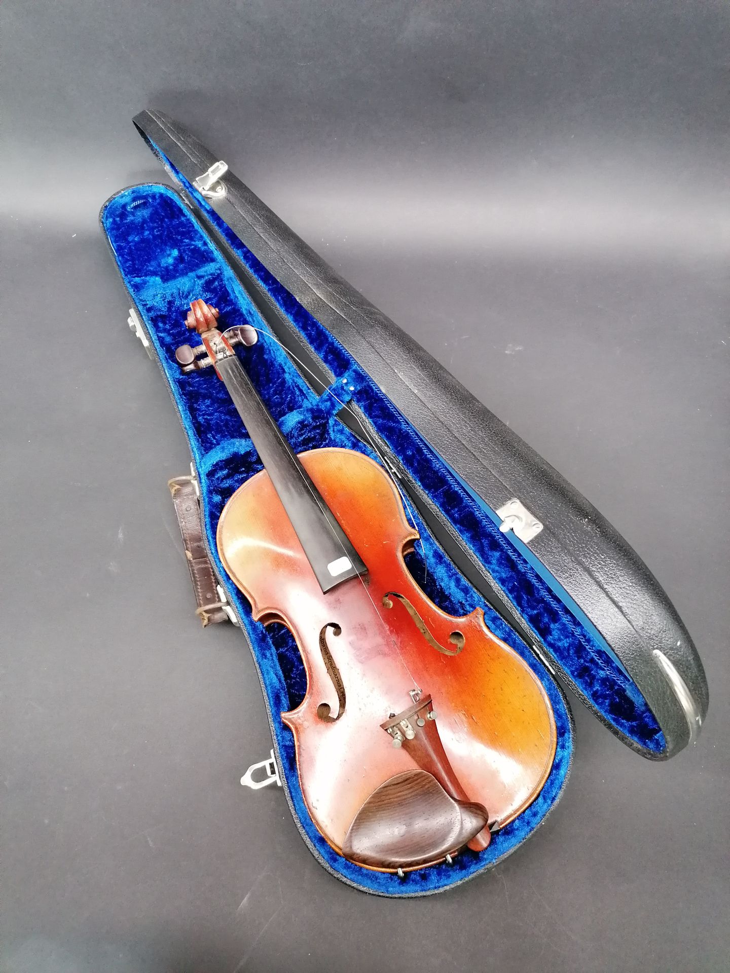 Null VIOLIN

In its case 

ABE 

L.60 cm