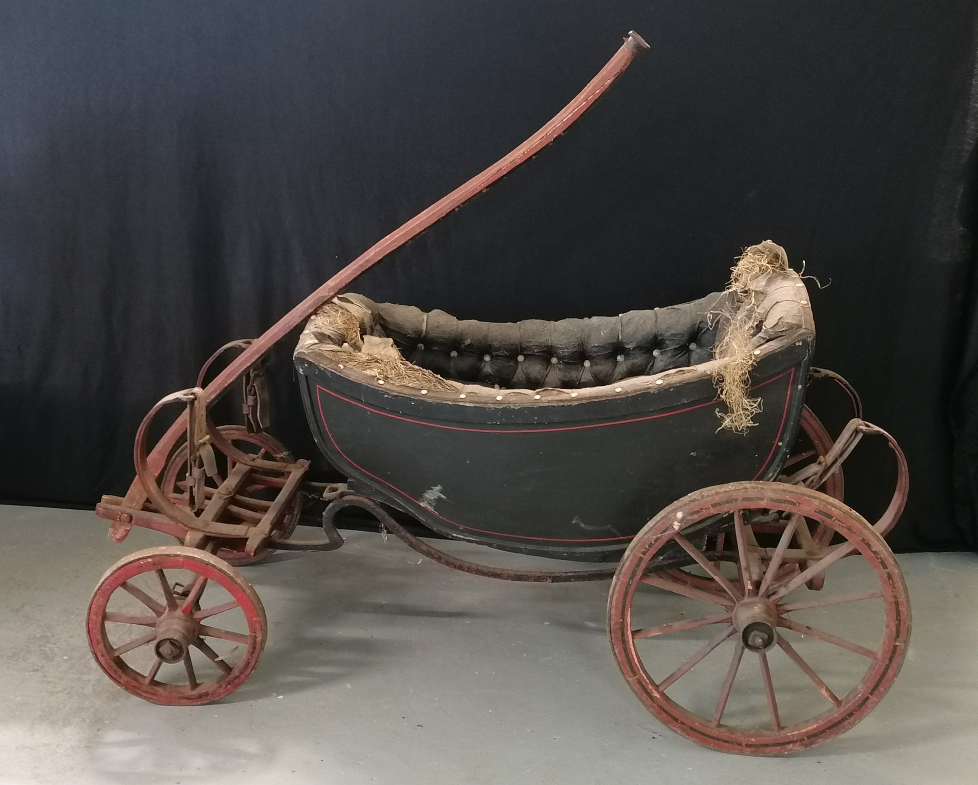 Null 马车

设计用于由山羊等小动物拉动的儿童马车

黑漆木质车身，两个皮革软垫座椅，C型弹簧，用于牵引的木质手柄，座椅下有隔间。

19世纪

如是

预&hellip;