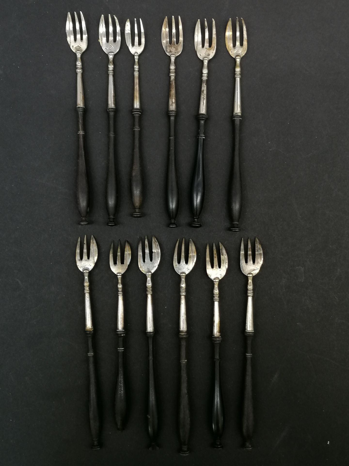 Null Set of twelve EIGHT FORKS

Silver heads, turned wooden handles. 

In their &hellip;