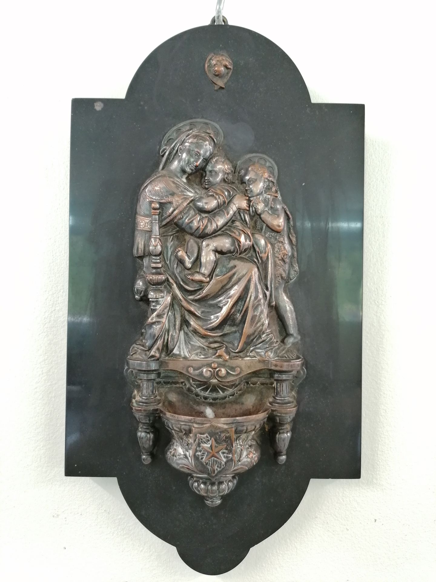 Null 蓓妮蒂尔

镀银铜质，高浮雕，代表圣母、圣婴和施洗者约翰，放在黑色大理石牌上。

H.37厘米

19世纪