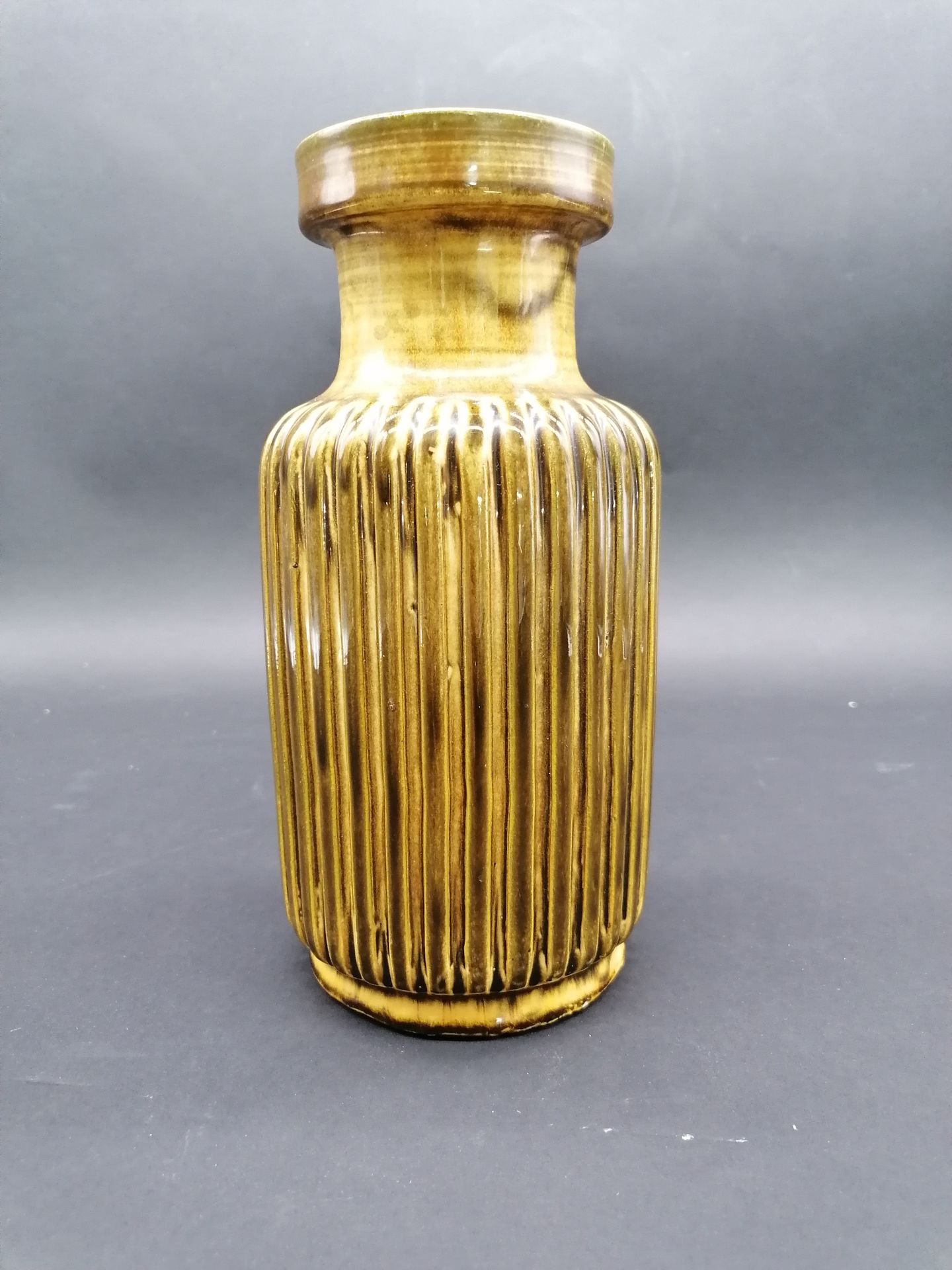 Hermann August KÄHLER (1846-1917) 赫尔曼-奥古斯特-卡勒(1846-1917)

狭长颈部的釉面陶器凹槽花瓶

在黄色/绿色的&hellip;