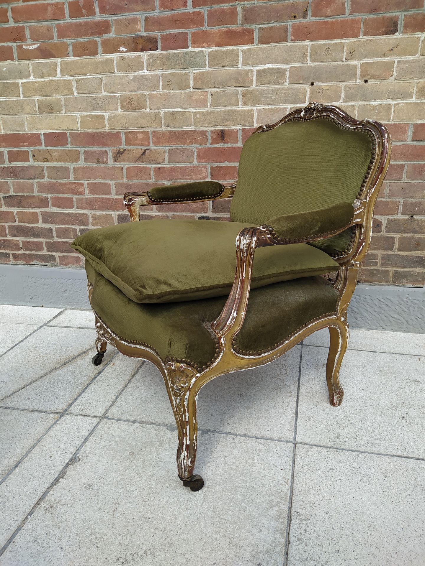 Null Niedriger Sessel aus vergoldetem und geschnitztem Holz mit flacher und gesc&hellip;