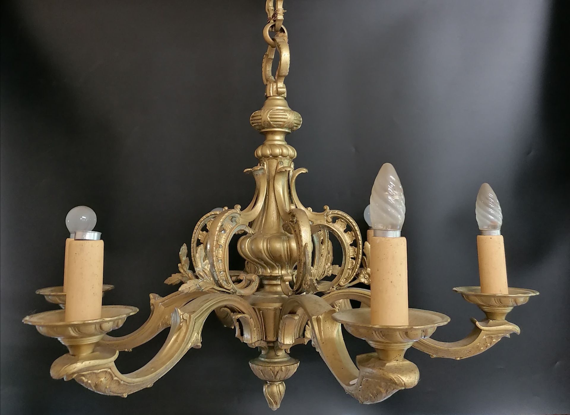 Null 青铜色的 "闪电"。

镀金并有6个灯的追逐。

镀金的。

19世纪

高80厘米，直径70厘米



附有一个镀金的黄铜和玻璃灯笼。

高37厘米