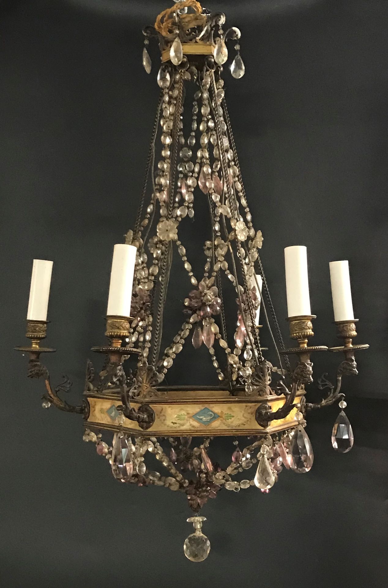 Null 
漂亮的枝形吊灯与垂饰




一盏六盏山羊头和棕榈形吊灯，在一个六边形的框架上，有菱形的古董主题（油灯，天鹅，鹿......）的楣条。 




紫&hellip;