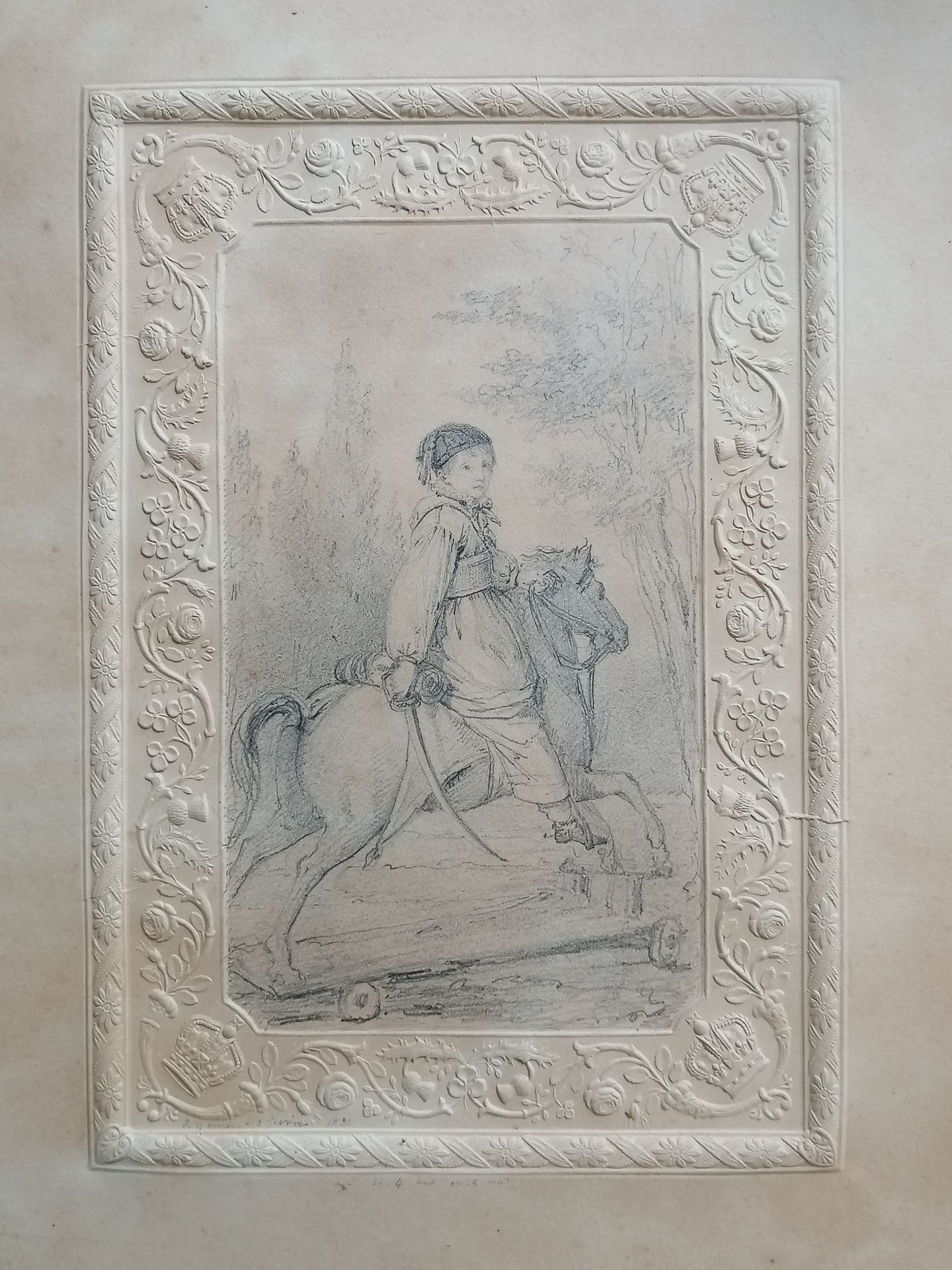 Null 19世纪法国学校

铅笔画

穿着马穆鲁克服装的小男孩骑在木马上的画像

角落上有卷轴和皇冠的华夫饼框架

日期为1832年2月2日

带鱼片的木箱
&hellip;