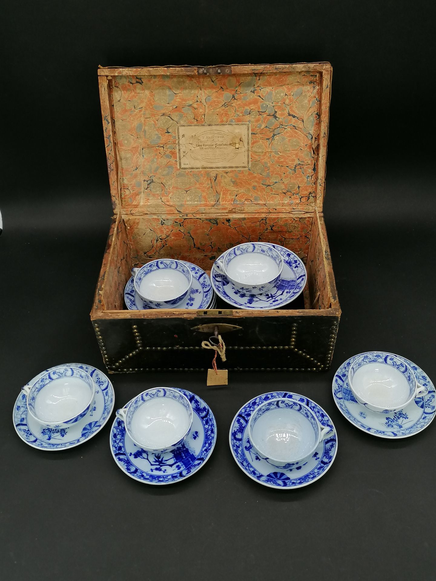 Null 克里尔和蒙特雷 - 日本

12个杯子和11个碟子组成的套组，采用珐琅彩陶器日本模型。

19世纪末。

状况良好，有小碎片

装在一个19世纪的英国&hellip;