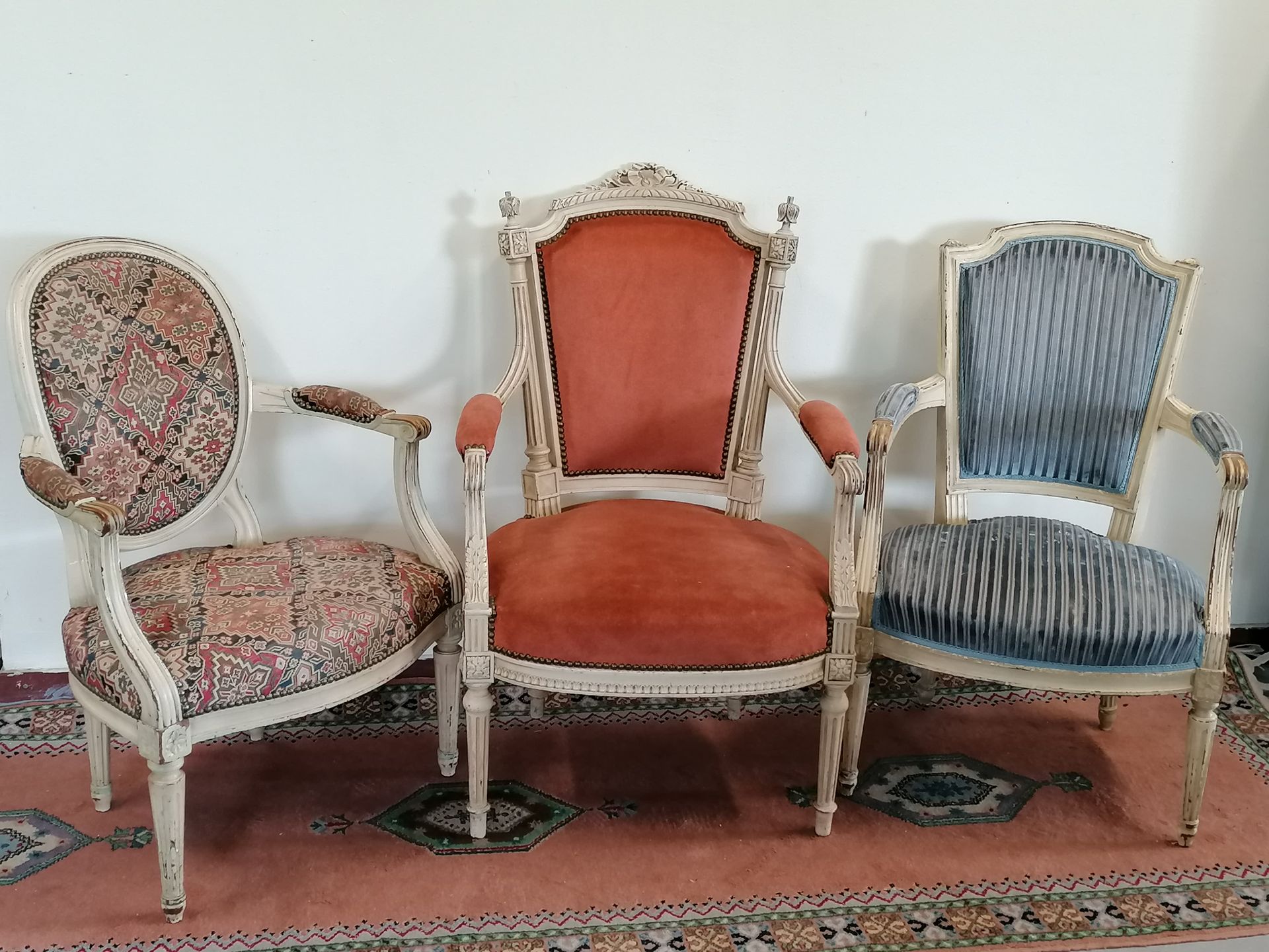 Null 三张扶手椅套间

路易十六风格的雕花和白漆木制品

两个带宪兵帽背的卡博莱特，一个有分离的柱子，顶部有一个结。

一个带奖章的卡比奥莱模型。

BE