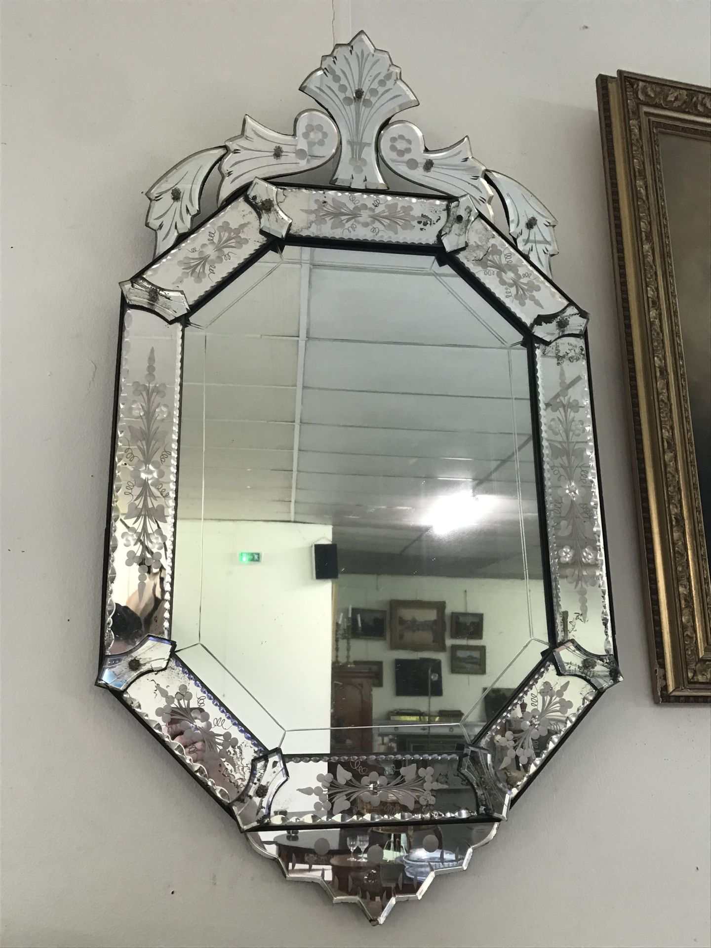 Null VENITIAN MIRROR with plates 

Good condition

A chip at the bottom

H.92 cm&hellip;