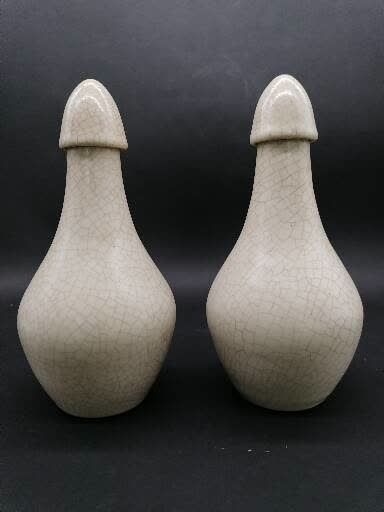 Raoul LACHENAL (1885-1956) 拉乌尔-拉谢纳(1885-1956)为Cusenier创作的作品

一对有裂纹的釉面陶瓷利口酒瓶

签名：&hellip;