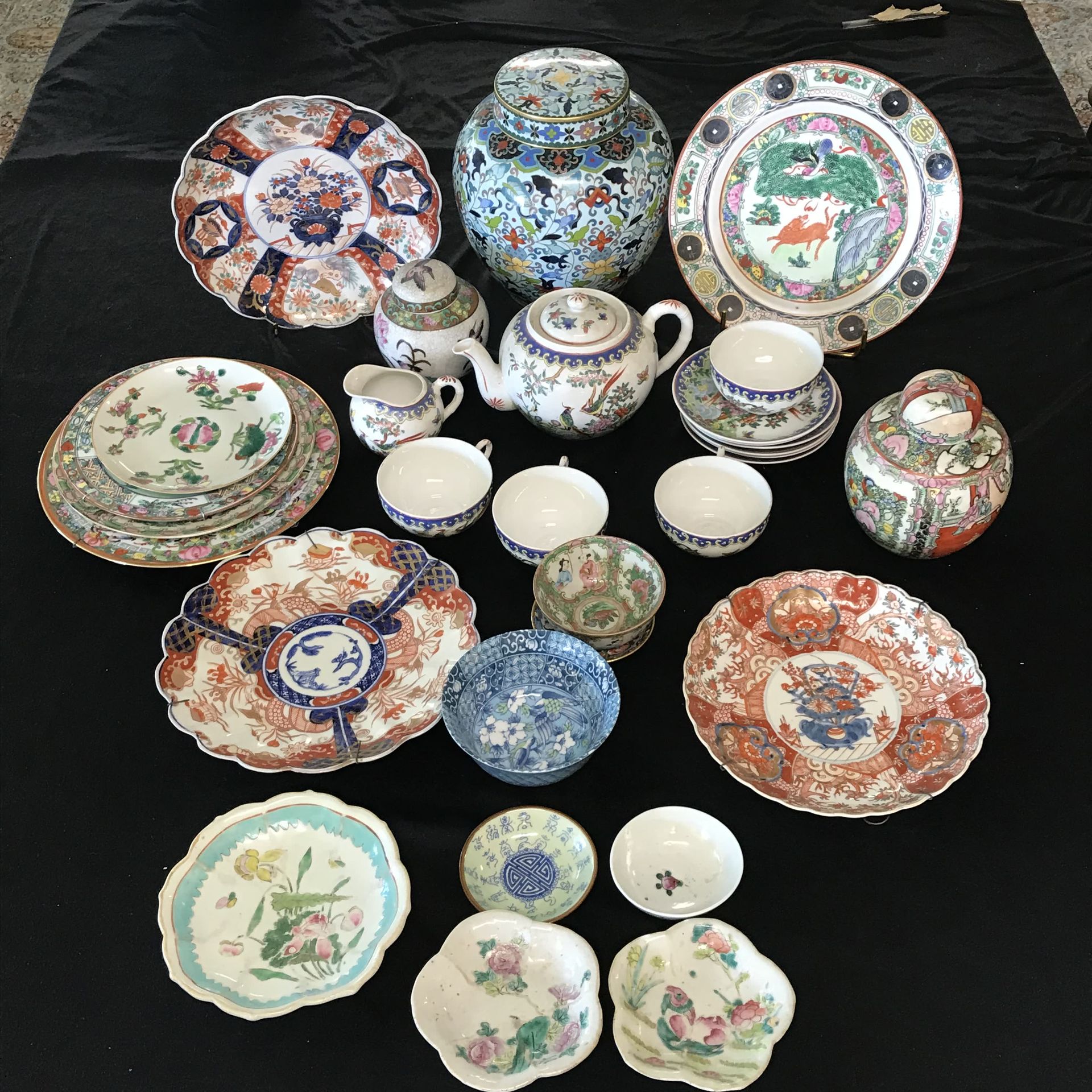 Null 中国

一批亚洲瓷器，包括盘子，茶具，有盖的壶，碗，伊万里杯，广州和其他。附有一个景泰蓝珐琅的姜罐。

一些事故。
