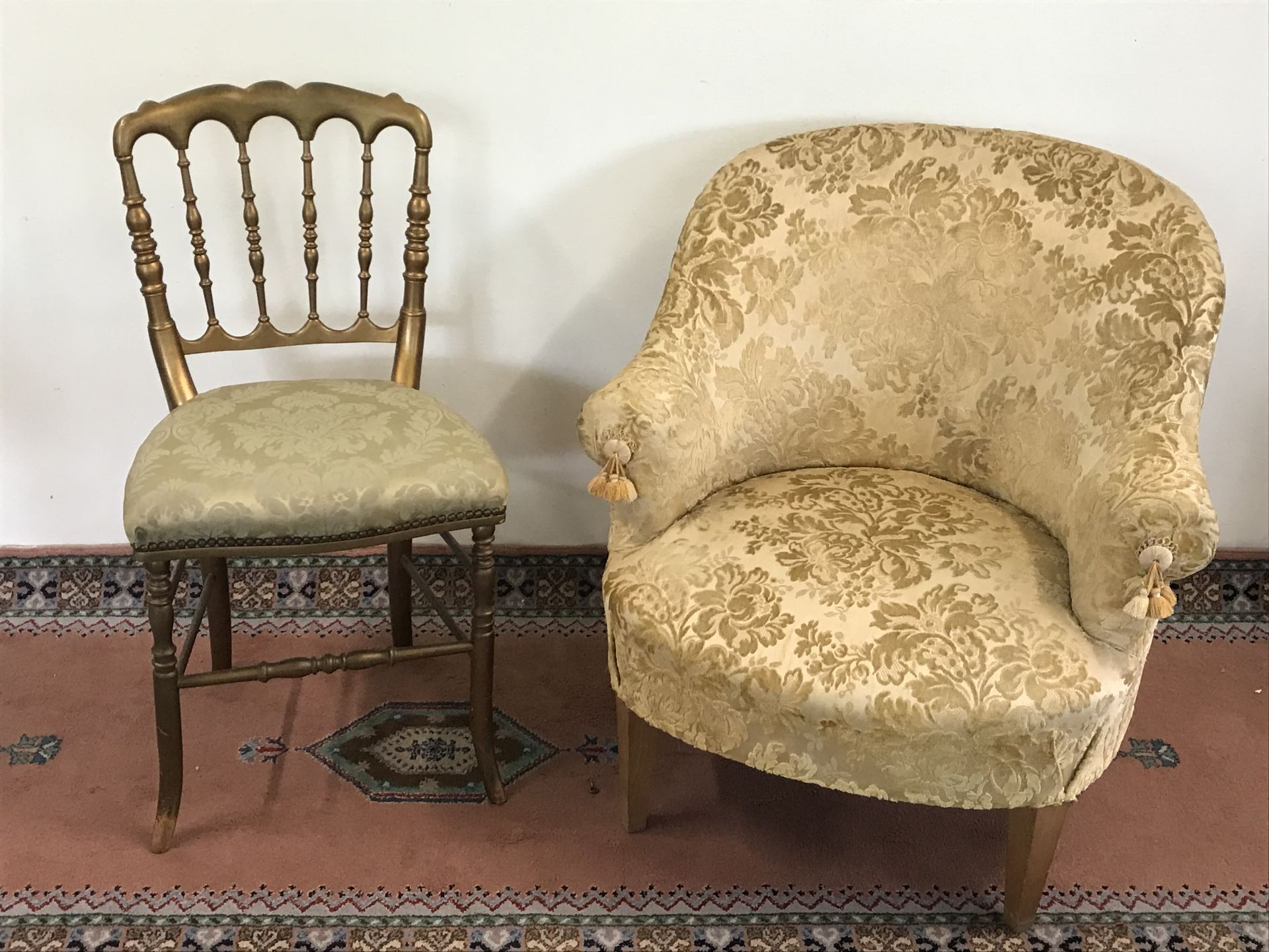 Null 热水器

以天鹅绒和绒球为面料的沙发

附有一个拿破仑三世风格的飞行椅
