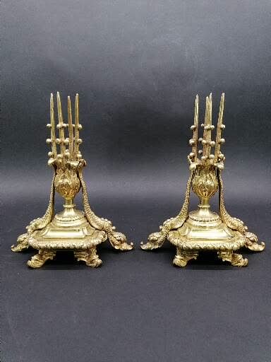 Null Curieuse paire de BOUGEOIRS

En bronze doré et ciselé à décor de deux dauph&hellip;