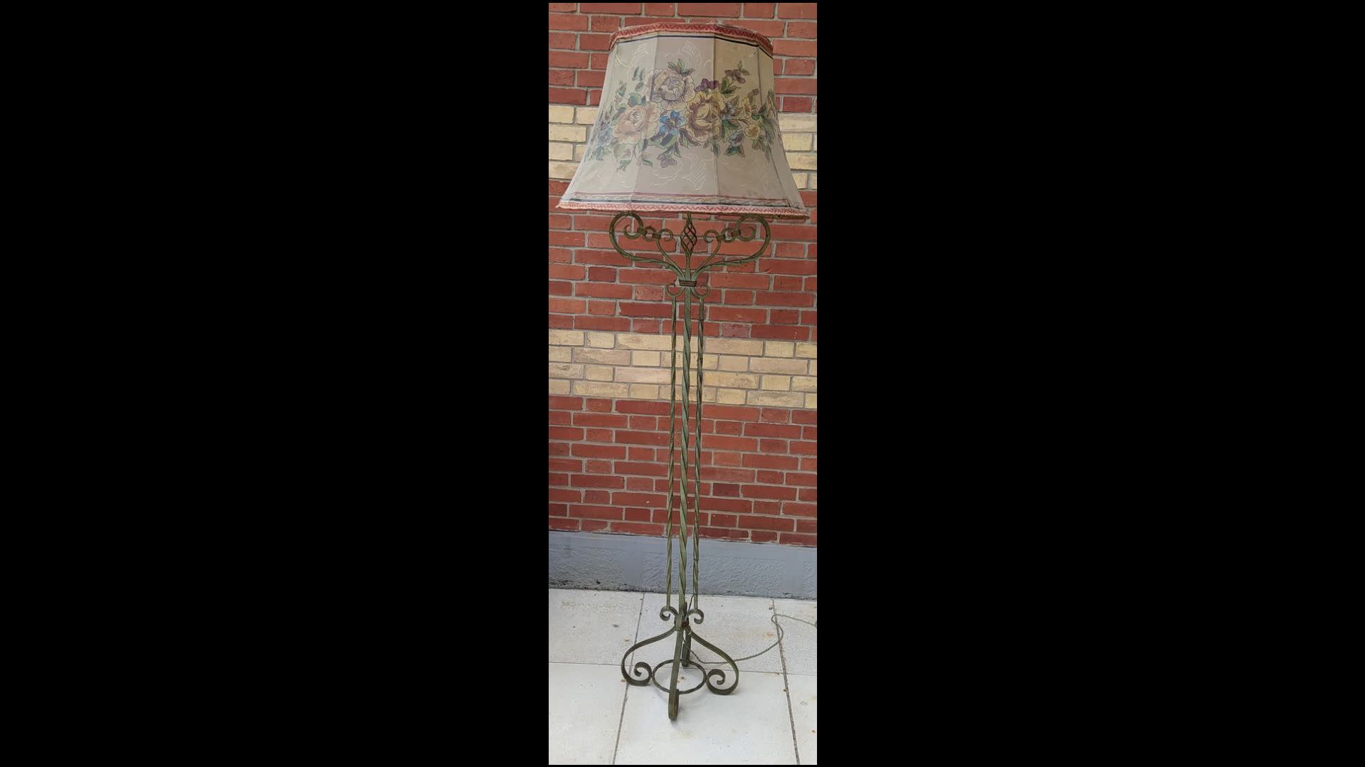 Null LAMPADAIRE

In wrought iron with two arms of lights.

Circa 1940

Total hei&hellip;