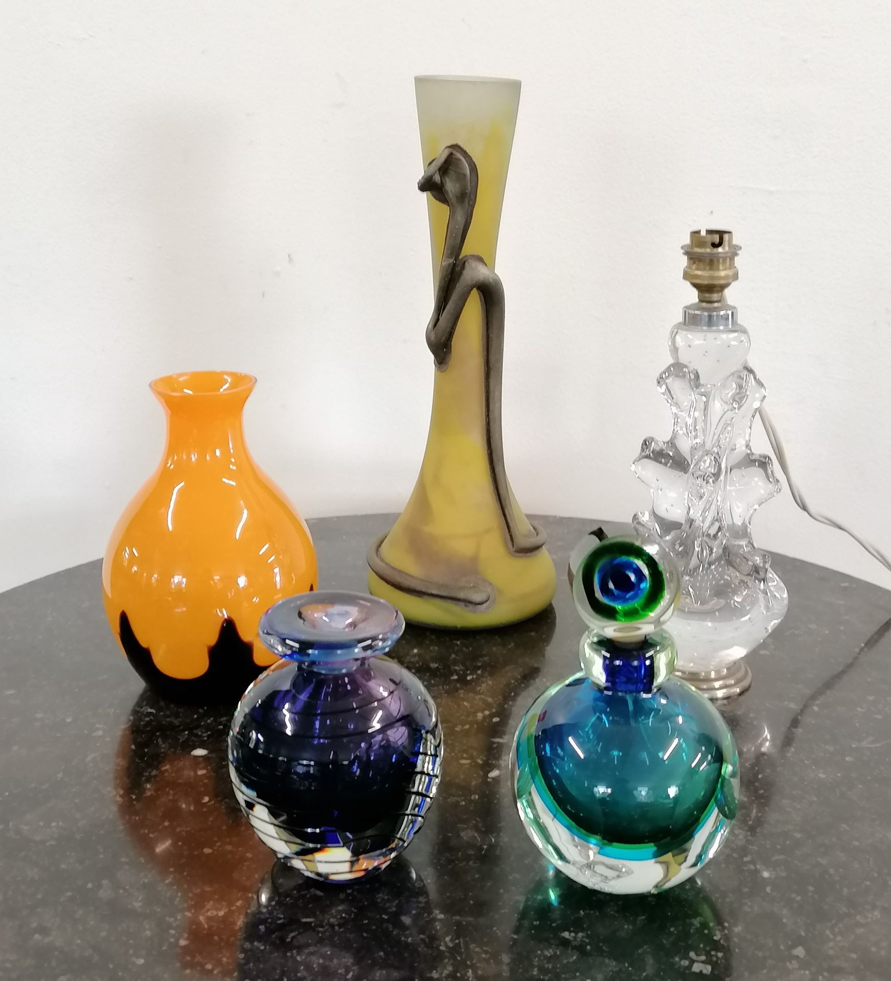 Null 一批玻璃器皿

包括。

两件彩色切割玻璃瓶，高约17英尺

窄颈花瓶

灯脚

有金属应用的花瓶