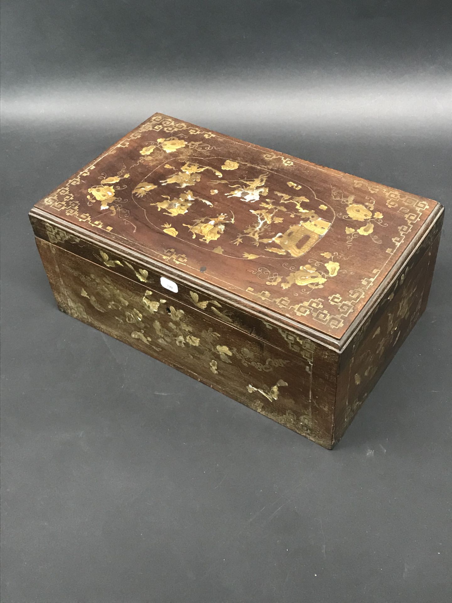 Null 镶嵌着珍珠母的木盒，装饰着花和蝴蝶的斗士和树枝。

印度支那的作品，19世纪末

14 x 33 x 20厘米

(裂缝和破损)
