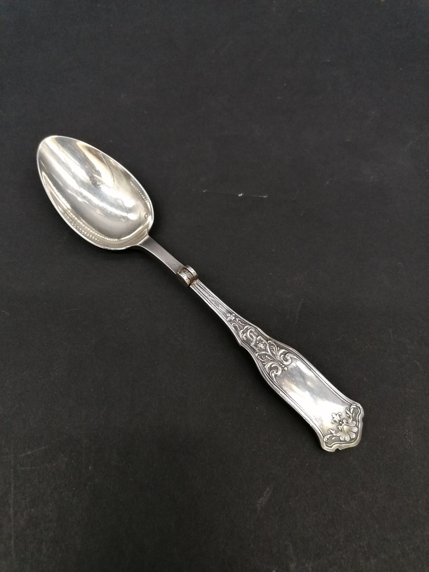 Null TRAVEL SPOON 

in silver with shell decoration, foldable. 

Marked Minerve &hellip;