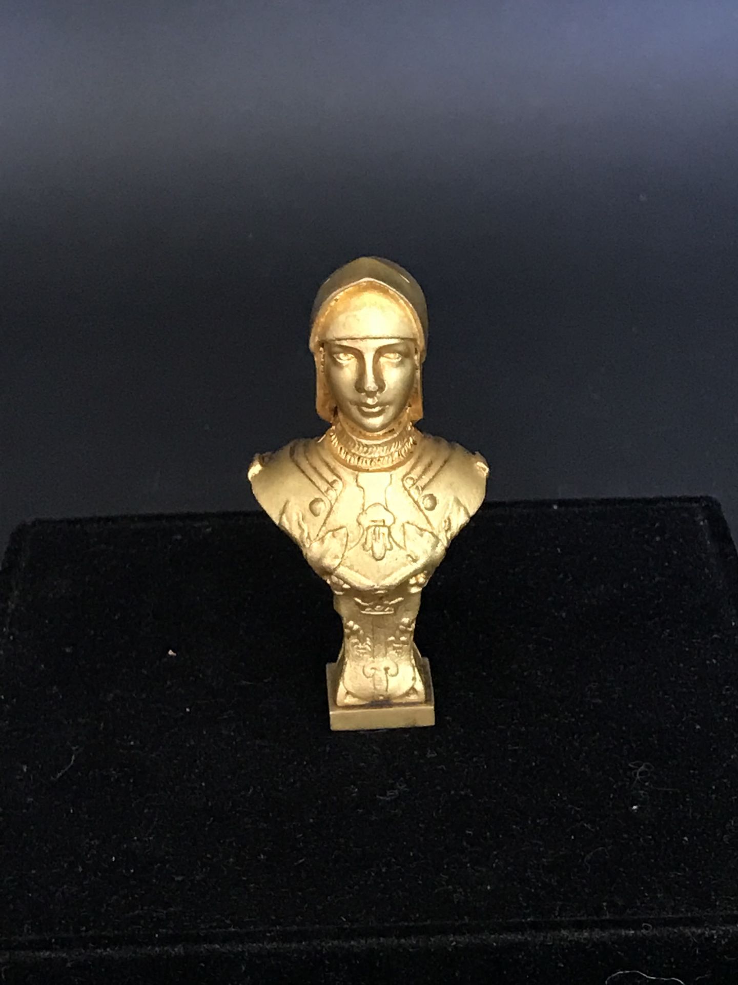 Null STAMP 

in gilt bronze representing JEANNE D'ARC 

RM

Circa 1900