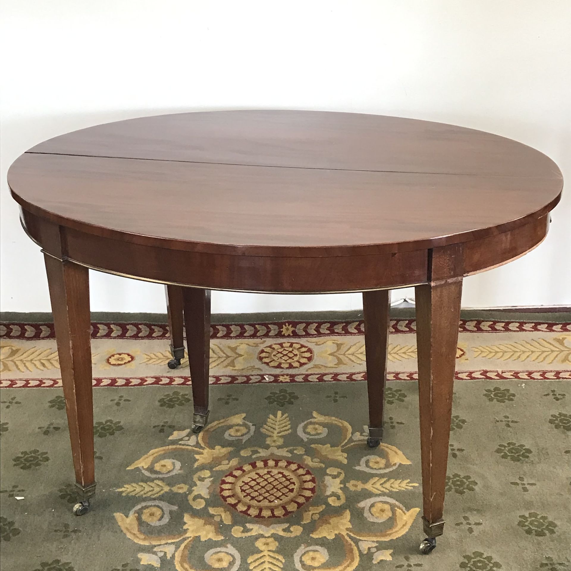 Null DINING ROOM TABLE 

in mahogany and mahogany veneer resting on six sheath f&hellip;