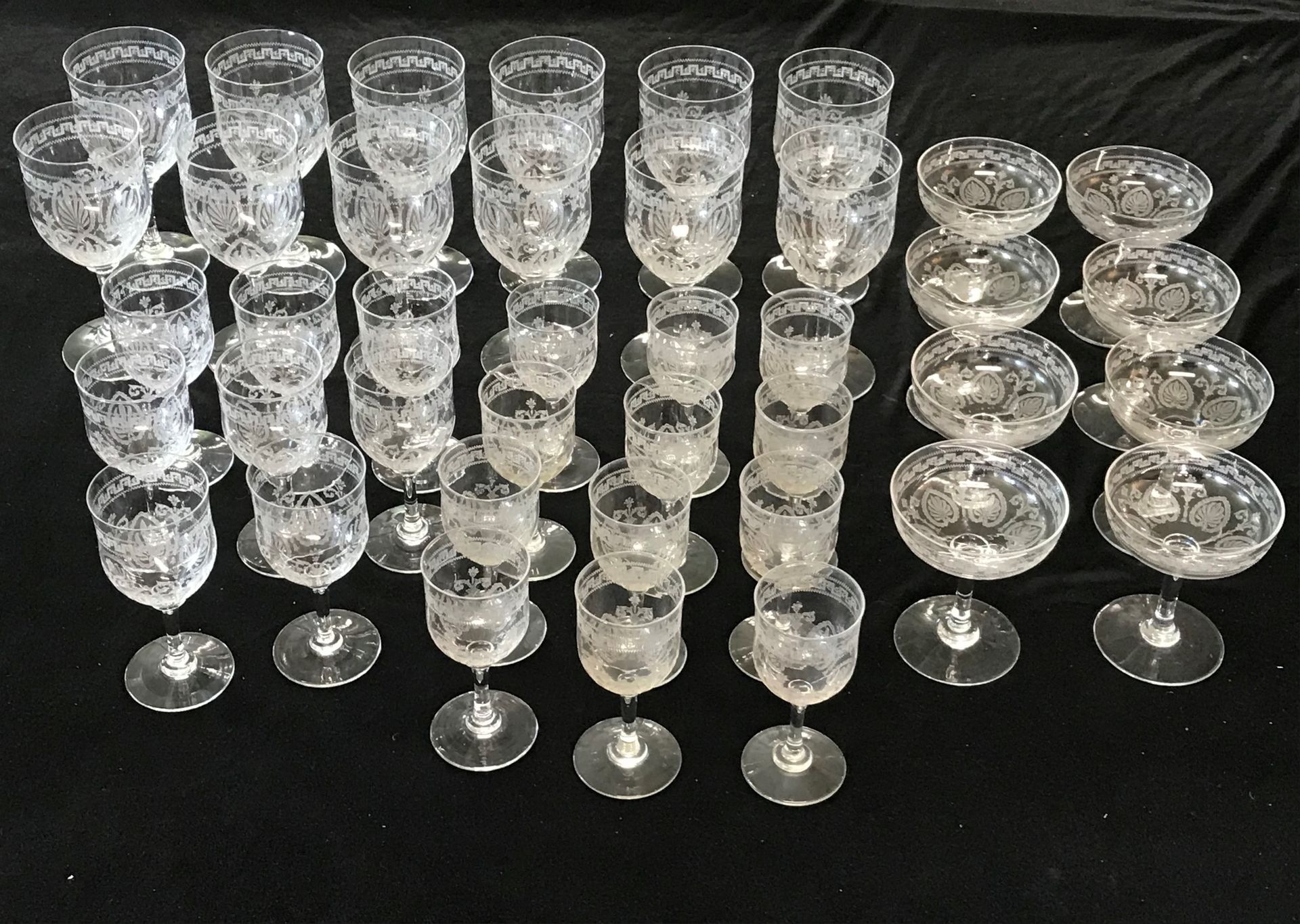 Null SERVICE DE VERRES

en cristal gravé à décor de style Empire de palmettes et&hellip;