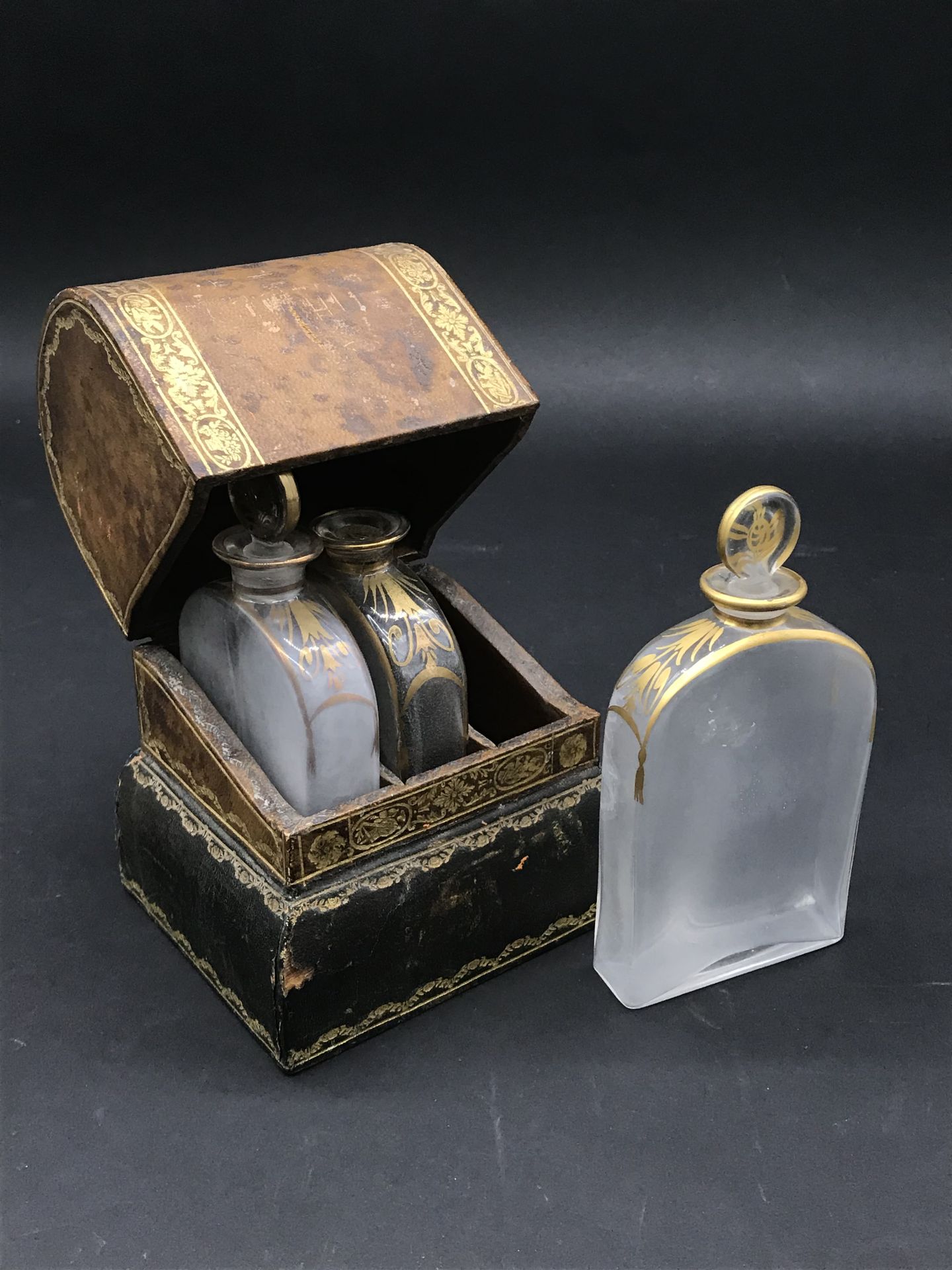Null 化妆品套装

盒子上有镀金的皮革装饰，上面有两个在公爵皇冠下连接的盾形纹章。它包含三个铁制和镀金装饰的扁瓶。

一个破损的瓶塞

18世纪末至19世纪&hellip;