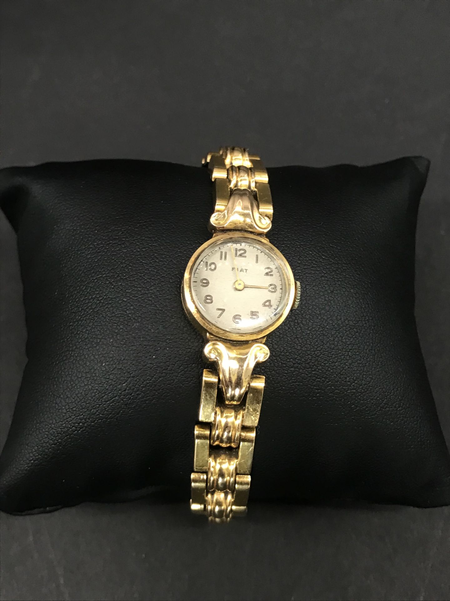 Null FIAT LADY'S WATCH

in 18k yellow gold

mechanical in working order

Punches&hellip;