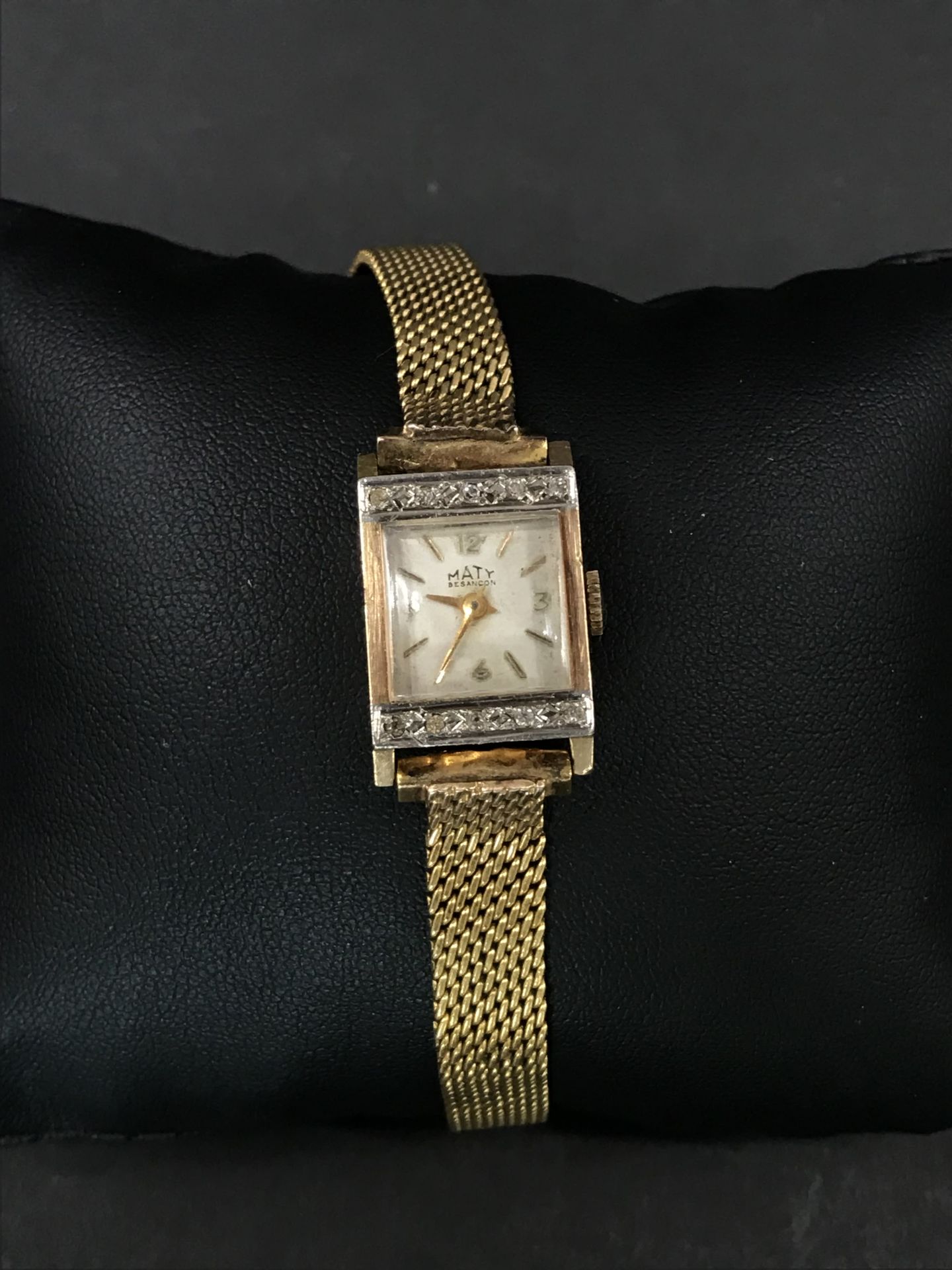 Null 马蒂女士手表

黄金表壳，镶嵌小钻石

标有一个鹰头。

不含装置的重量：6.60克