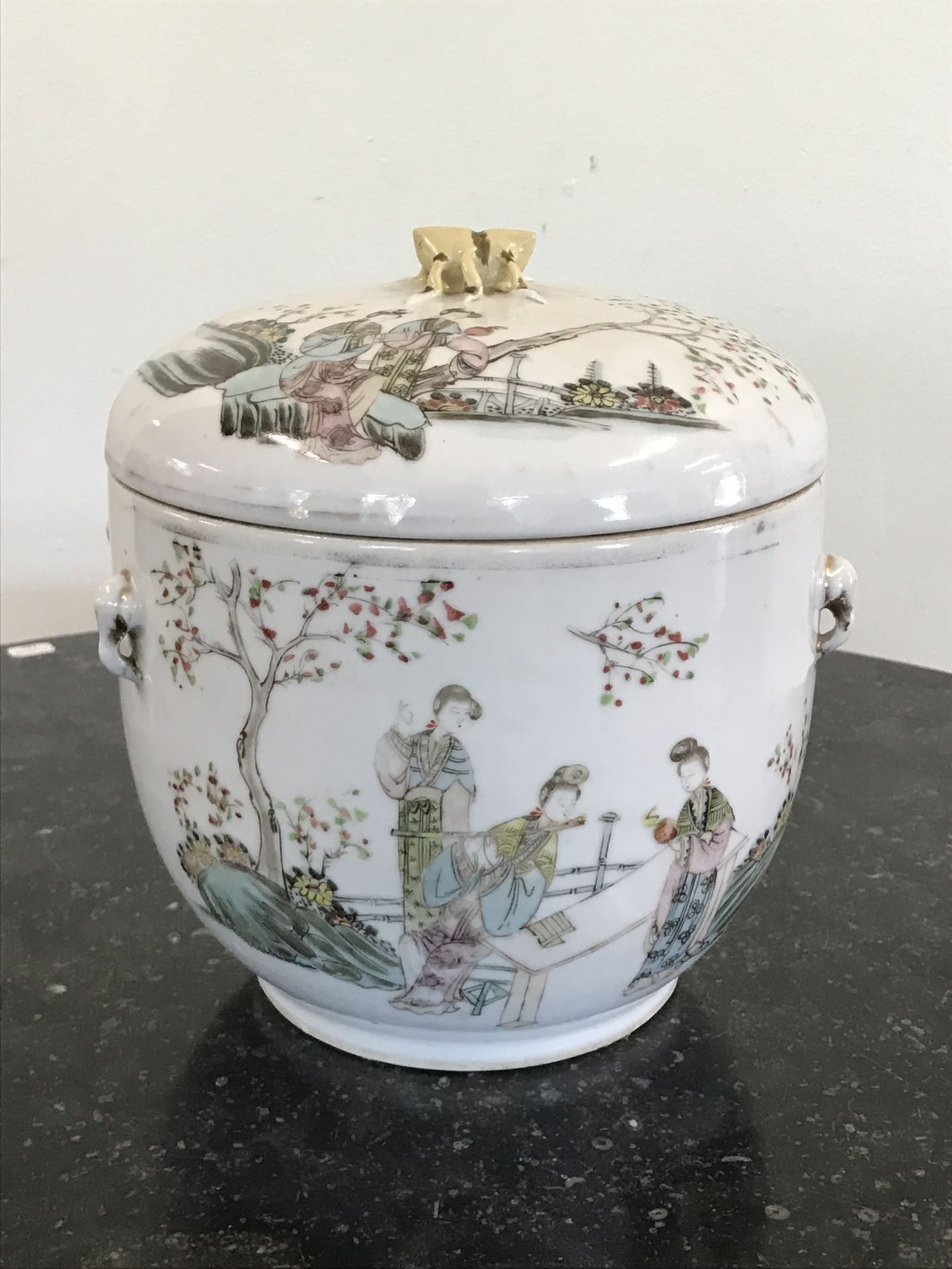 Null CHINA

Covered pot in enamelled porcelain decorated with women playing musi&hellip;