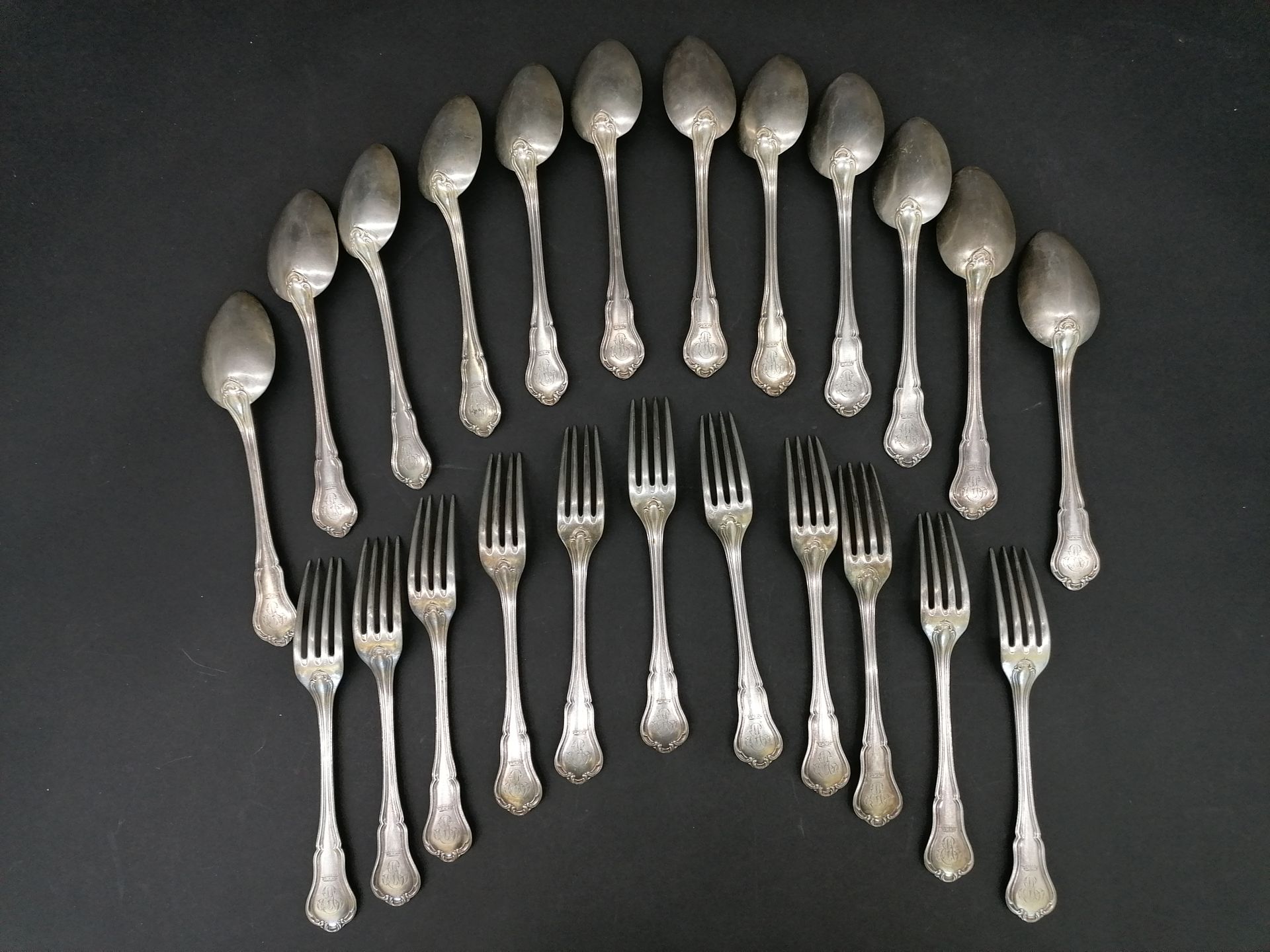 Null 属于银色家庭的一部分

十二个汤匙

11个桌叉

路易十五风格模型

Minerve的标志

在伯爵夫人的冠冕下，图为ME

PN : 2公斤