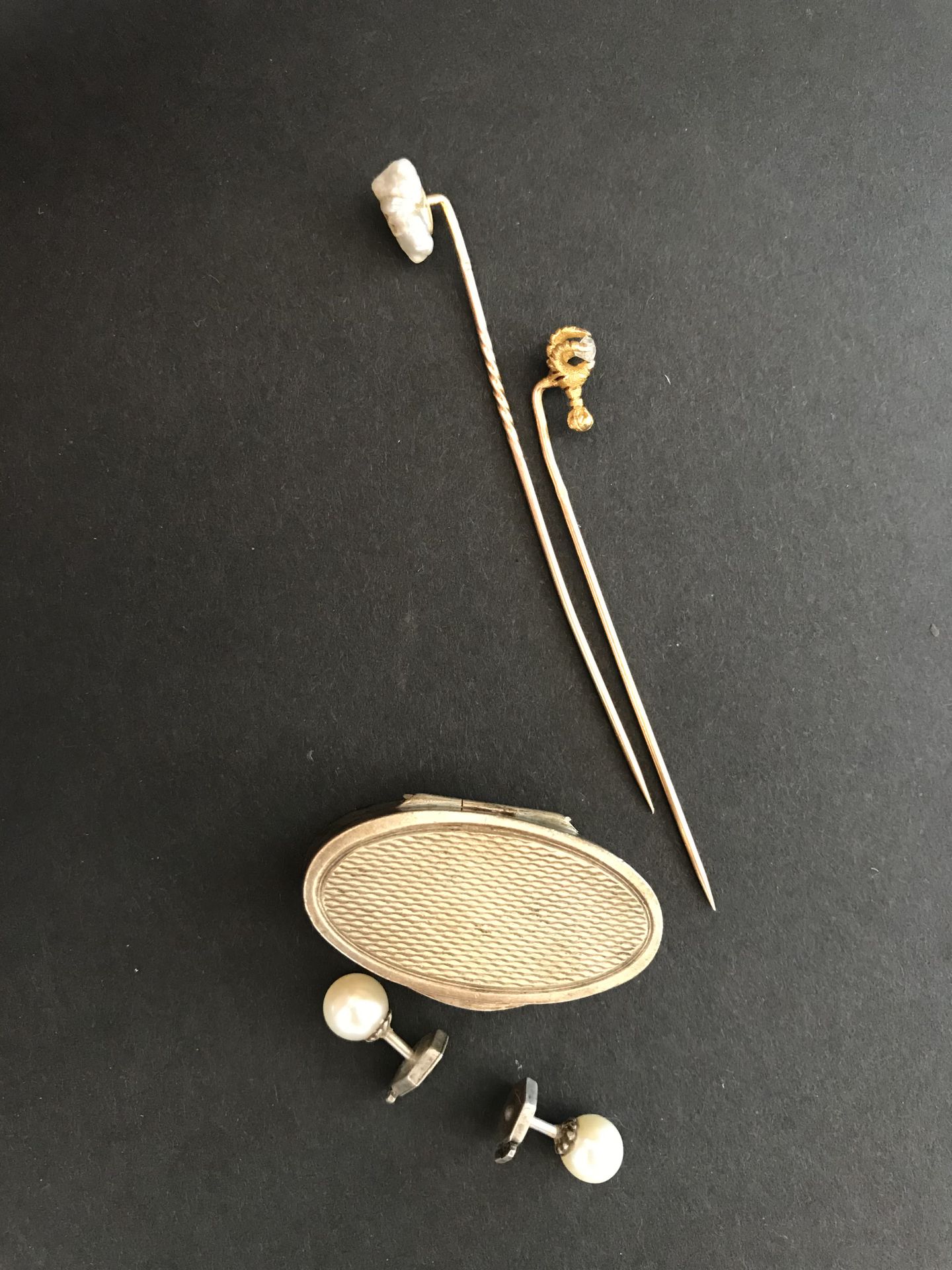 Null 两个项圈销子

黄金材质

重量：3克

一个小盒子和一对银色珍珠的耳环。

重量：13克