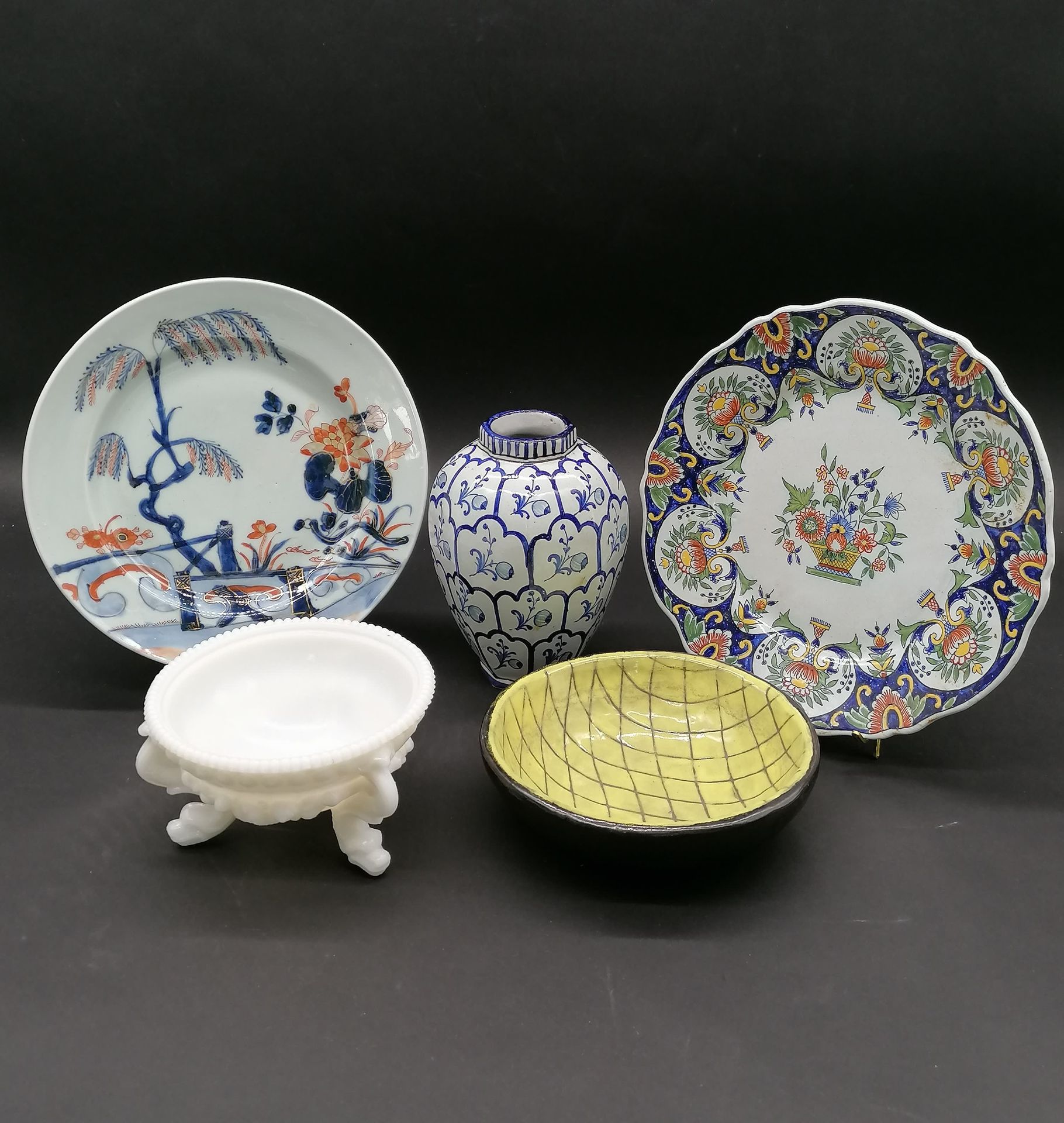 Null 三件瓷器拍品，包括:

一个Desvres盘子，一个Imari盘子，一个用鳞片装饰的花瓶。

它与一个白色玻璃模制的有海洋浮雕装饰的脚杯和一个署名AS&hellip;