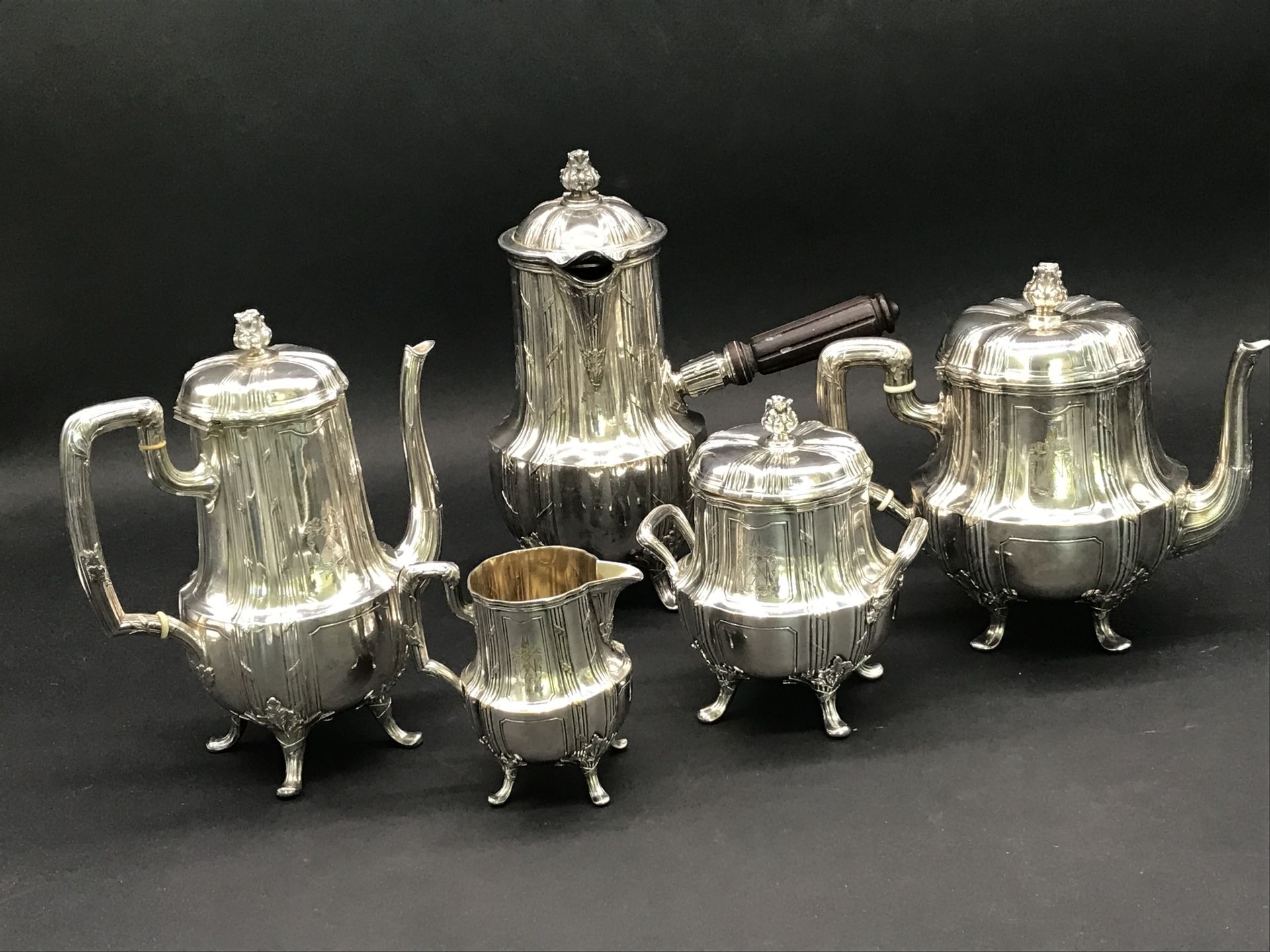 Null 凯拉尔-巴亚尔

路易十五风格的镀银巧克力、茶和咖啡套装

一个巧克力壶、一个咖啡壶、一个茶壶、一个糖罐和一个牛奶罐

每件作品上都刻有武器